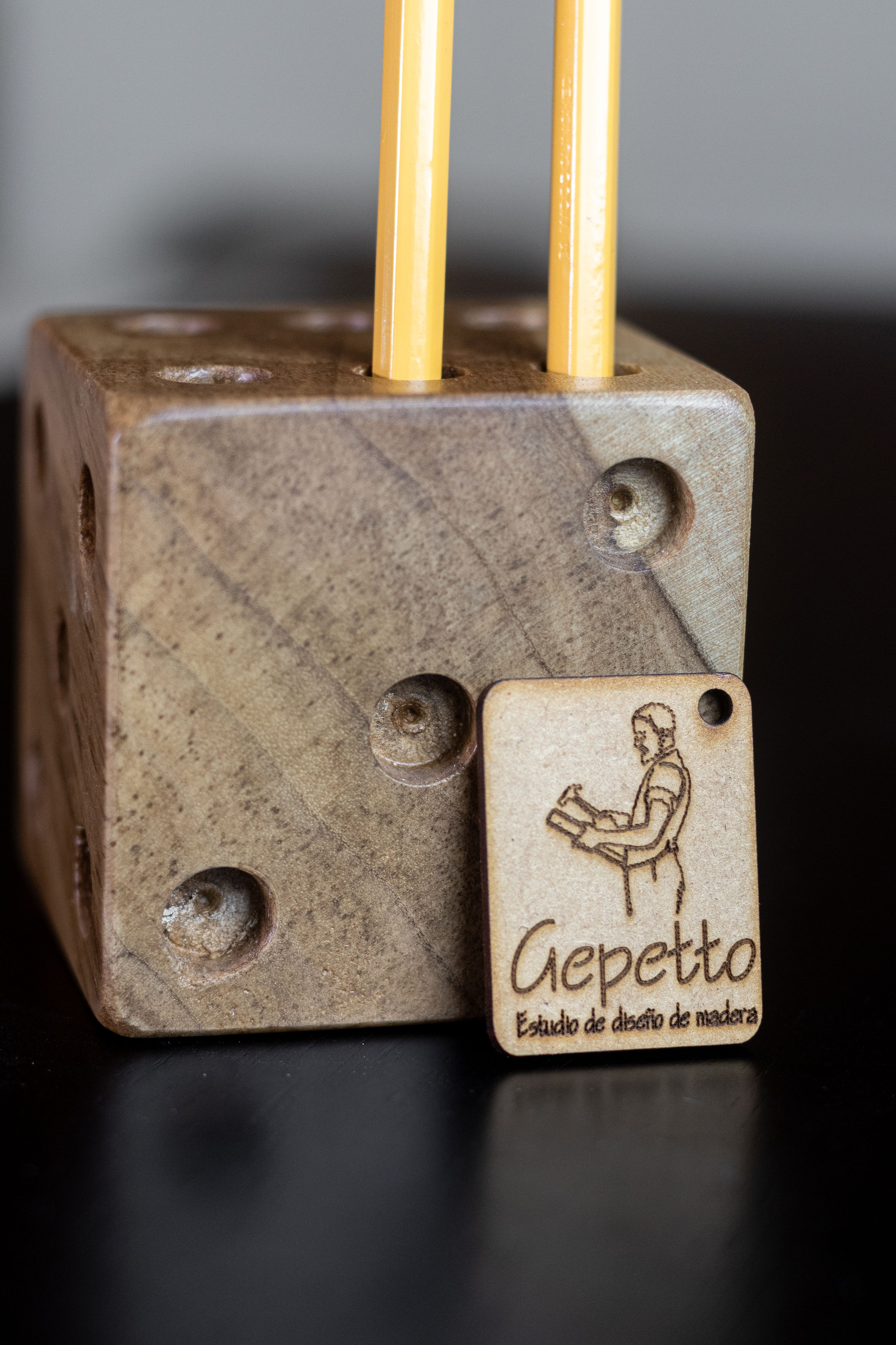 Porta esferos madera diseño dado para 6 espacios