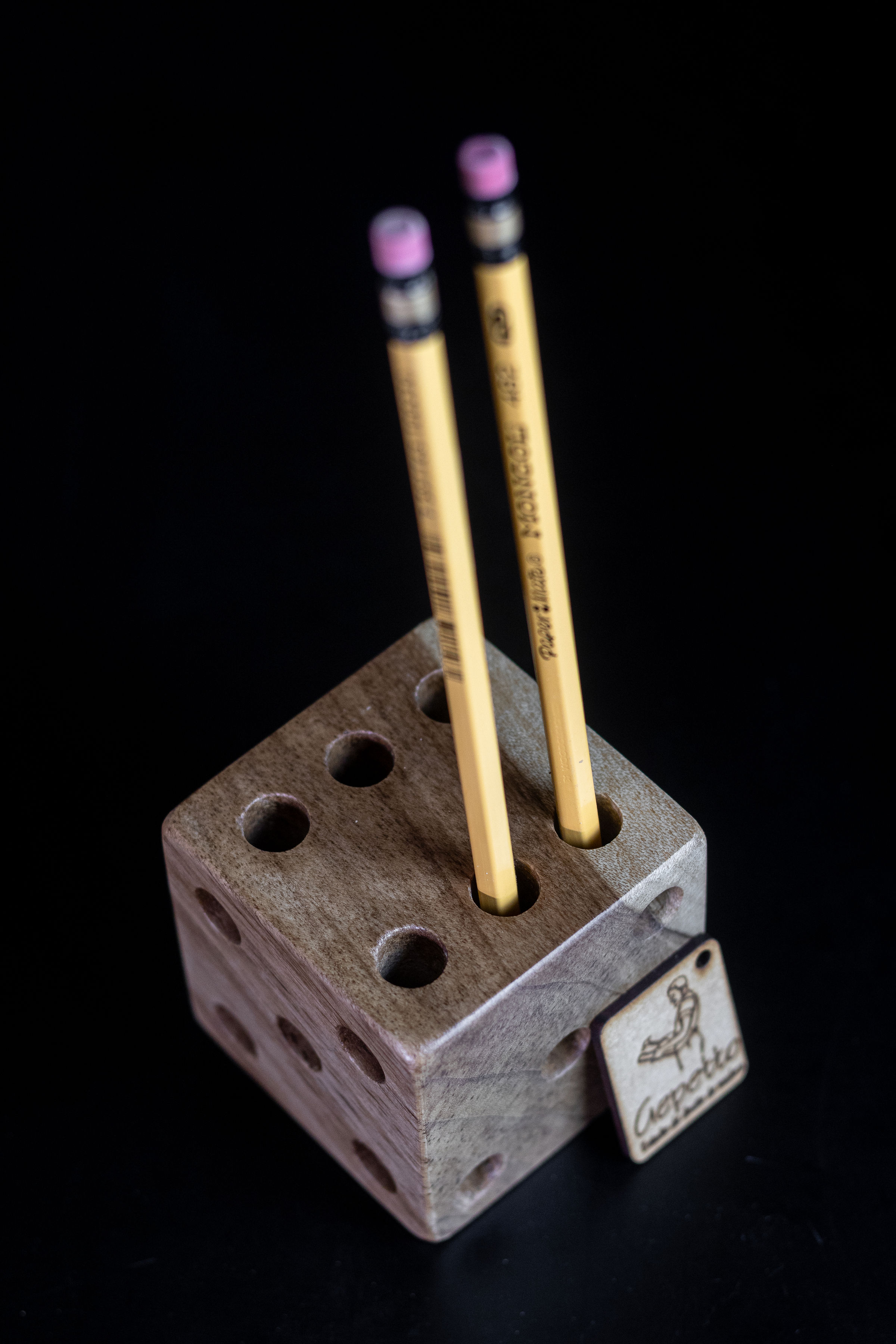 Porta esferos madera diseño dado para 6 espacios