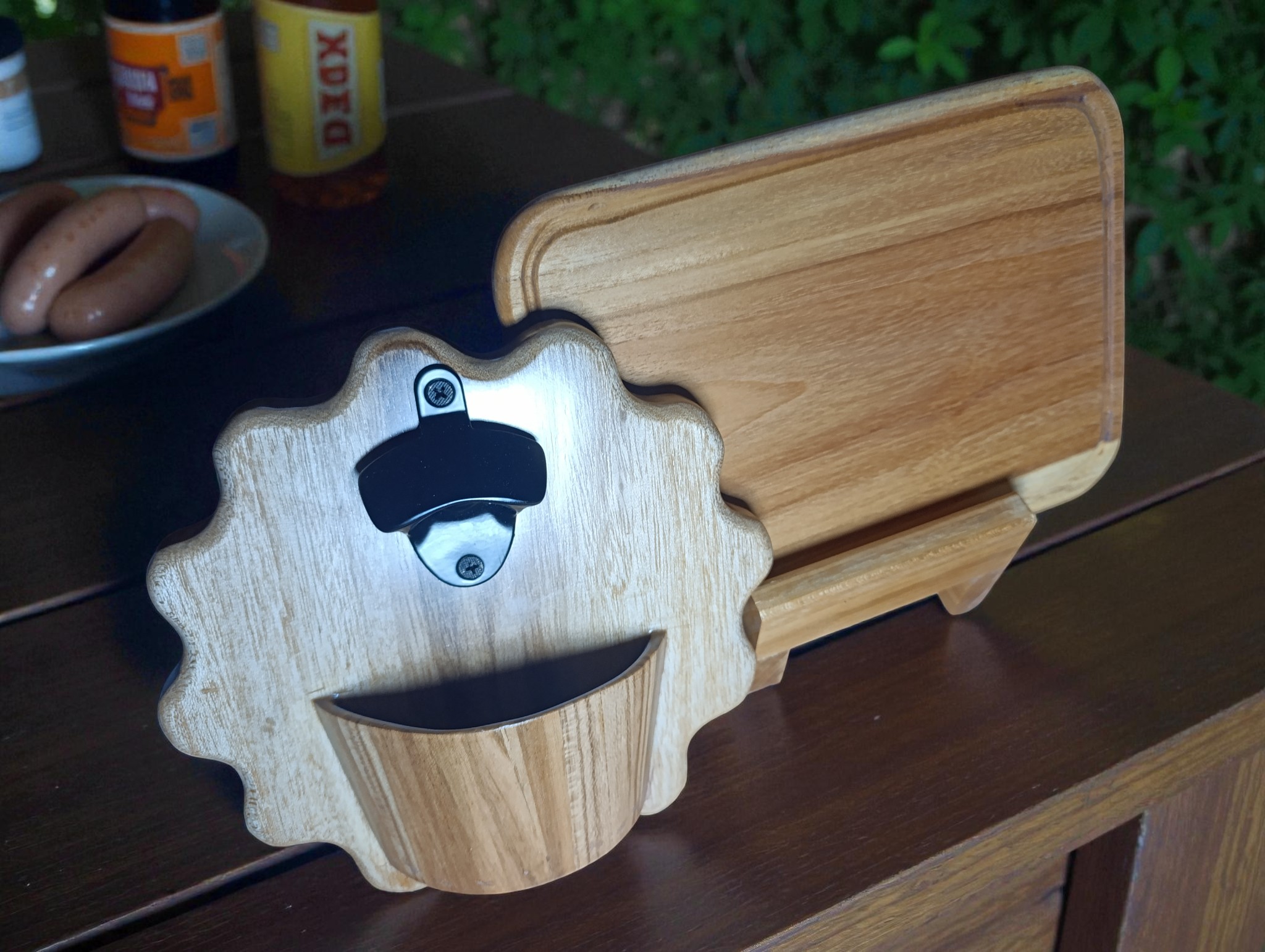 Set asado : destapador en forma de tapa corona más tabla de picar en teca