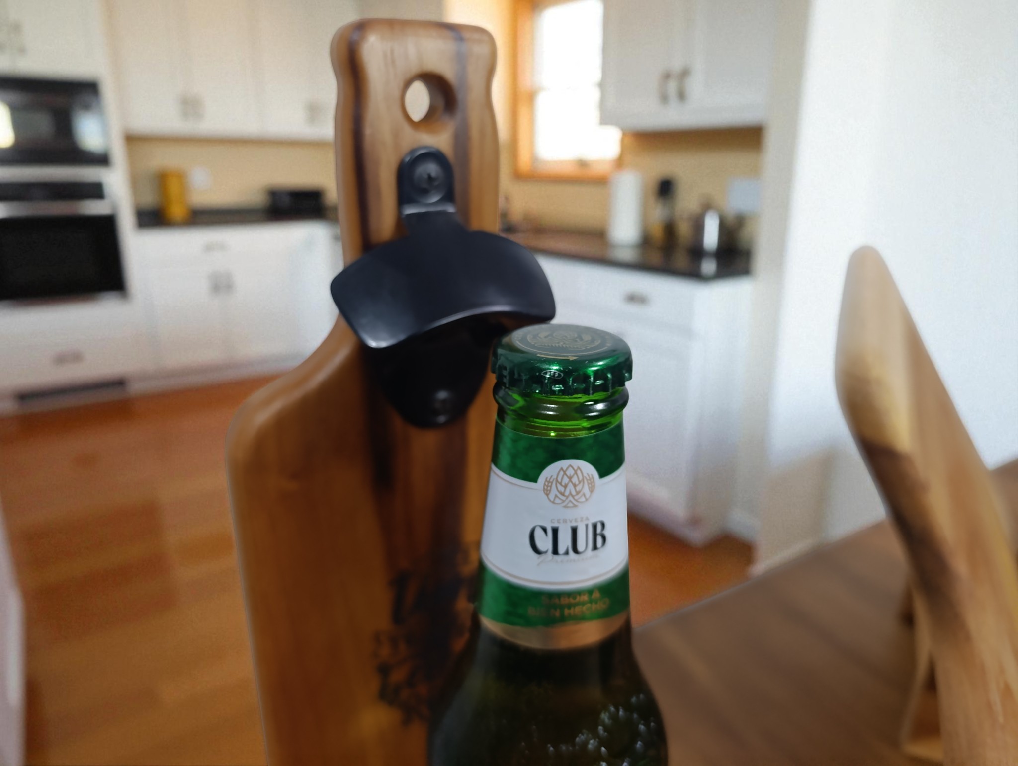 Set destapador en madera con caja para tapas corona más tabla de picar 🍺