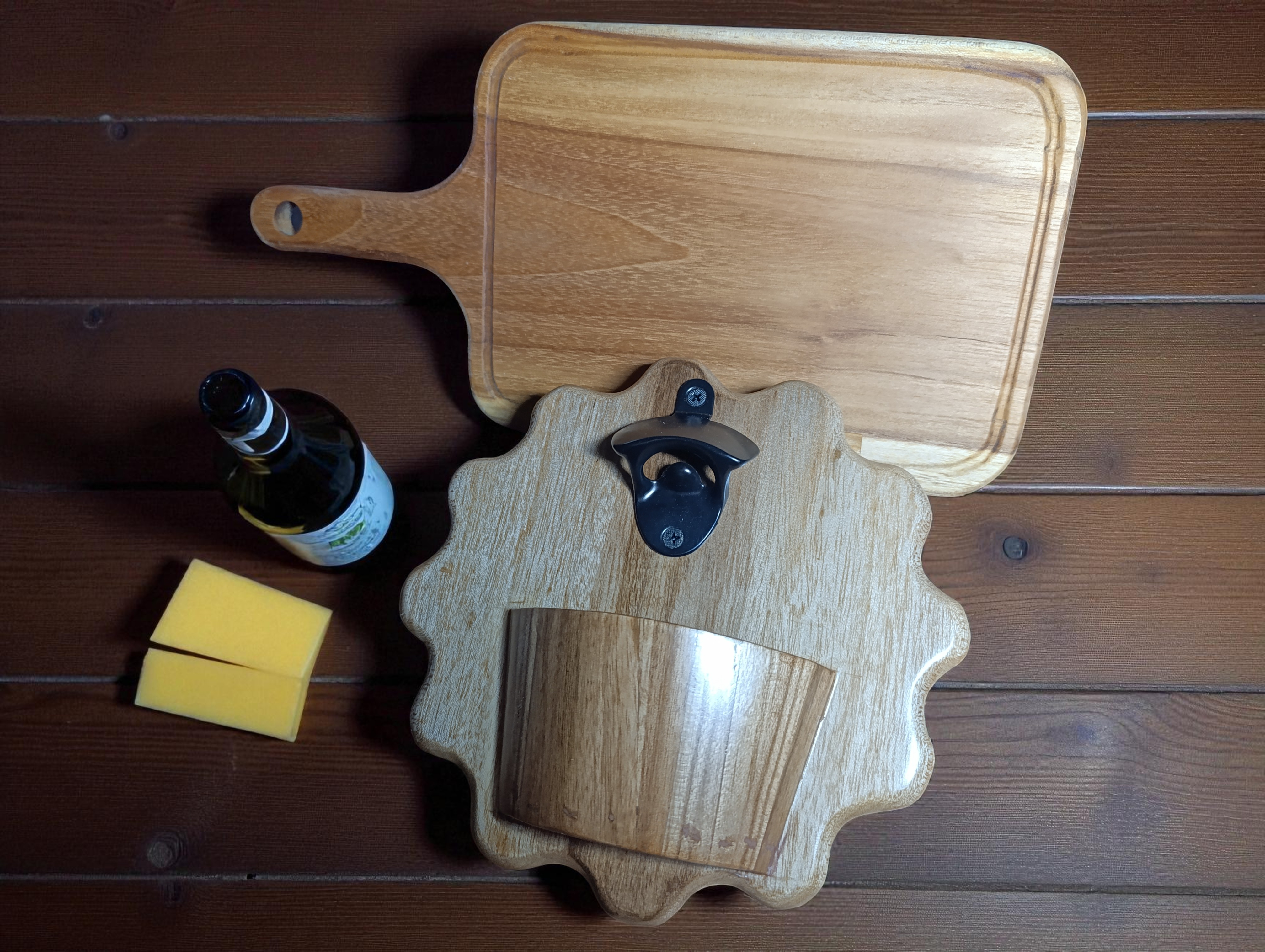 Set asado : destapador en forma de tapa corona más tabla de picar en teca