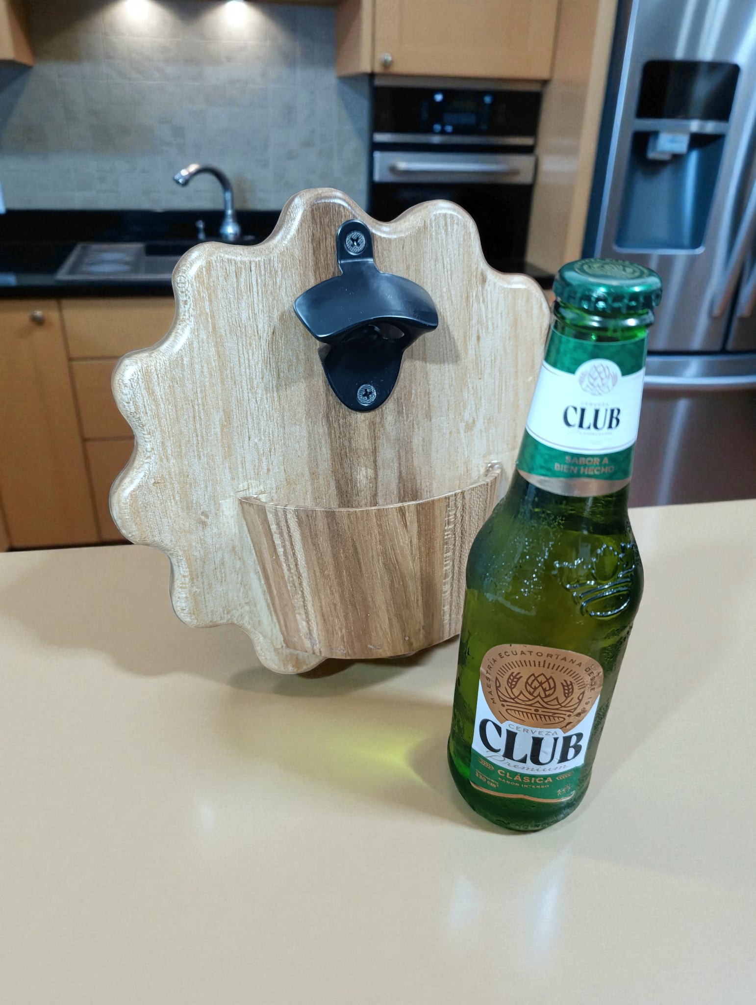 Set asado : destapador en forma de tapa corona más tabla de picar en teca