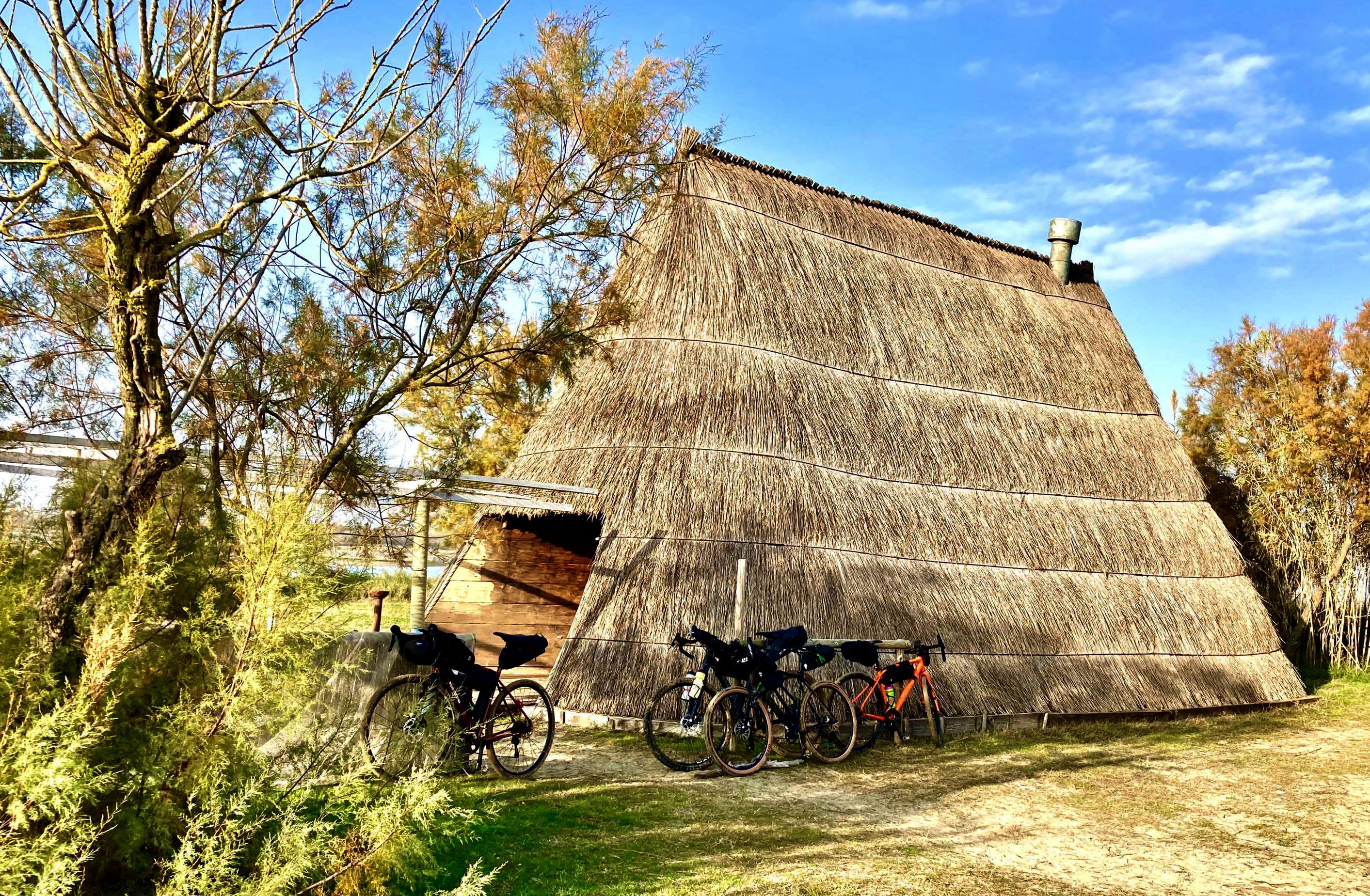 La Laguna di Caorle ed i casoni di pescatori;
