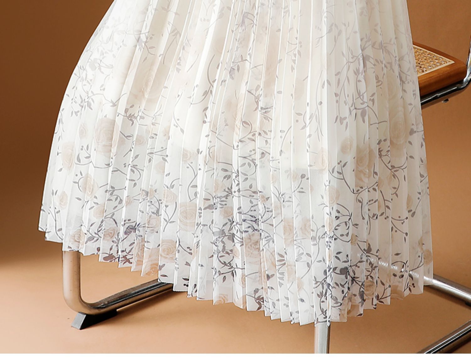 Roses Flowers Pleated Midi Skirt in Cream