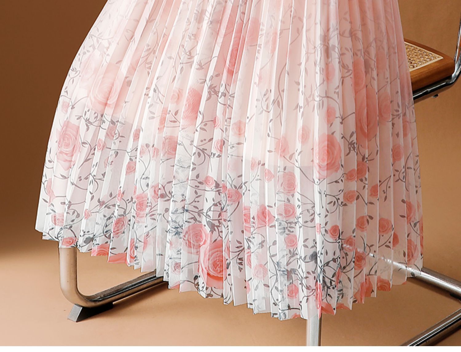 Roses Flowers Pleated Midi Skirt in Pink