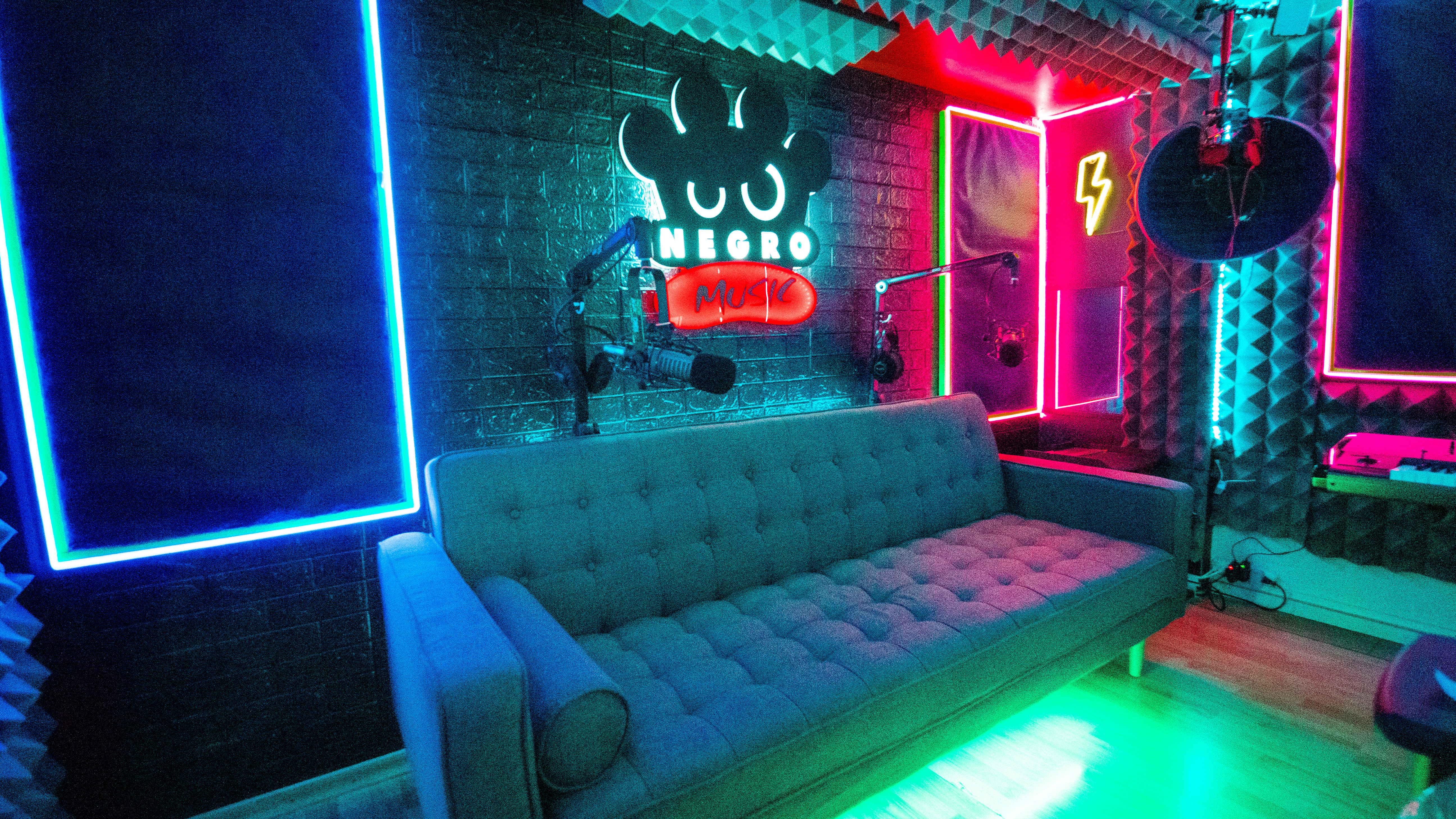 Asesoría y formación artística. Convertimos tu talento en tu negocio.