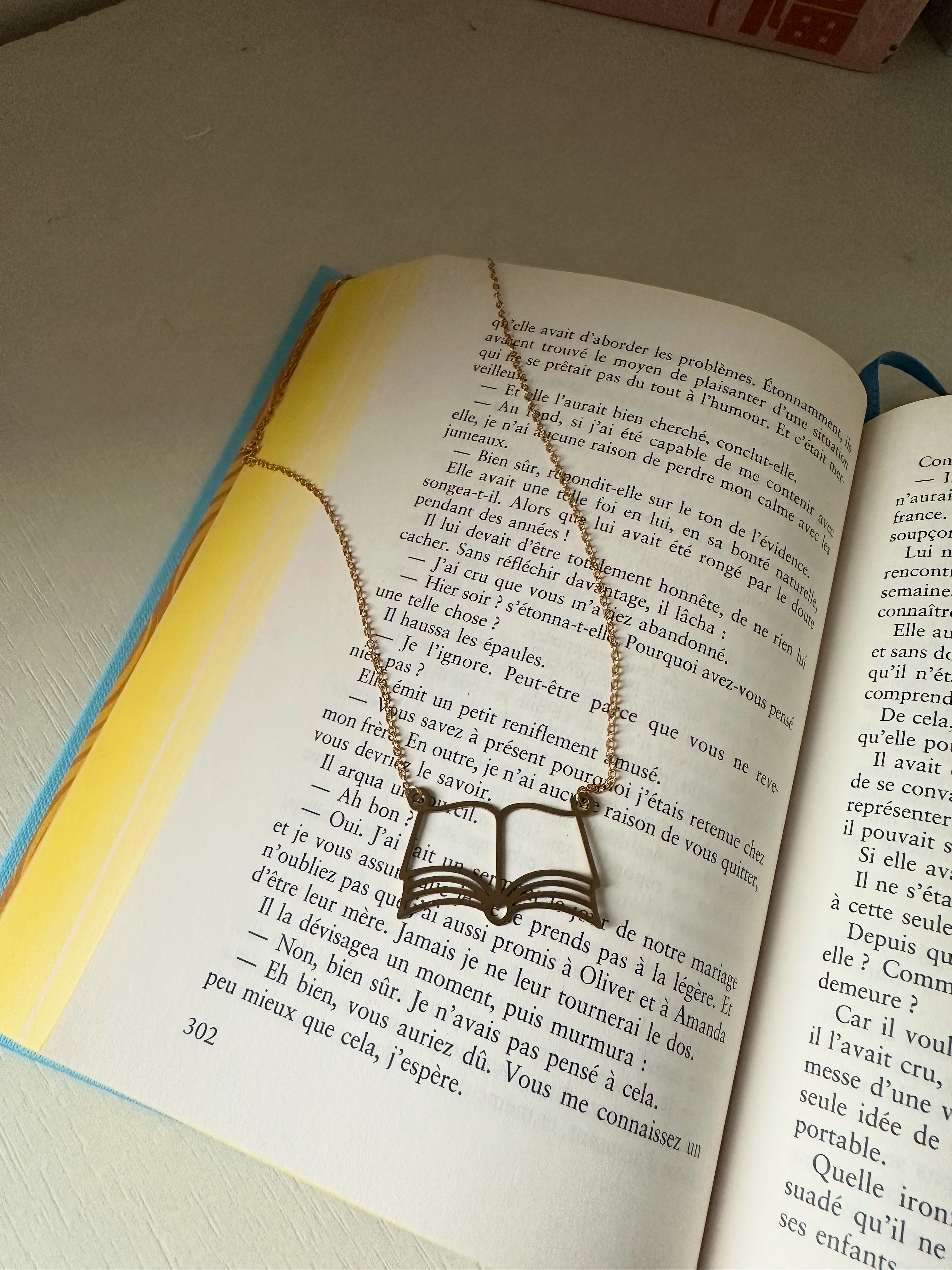 Collier livre ouvert 