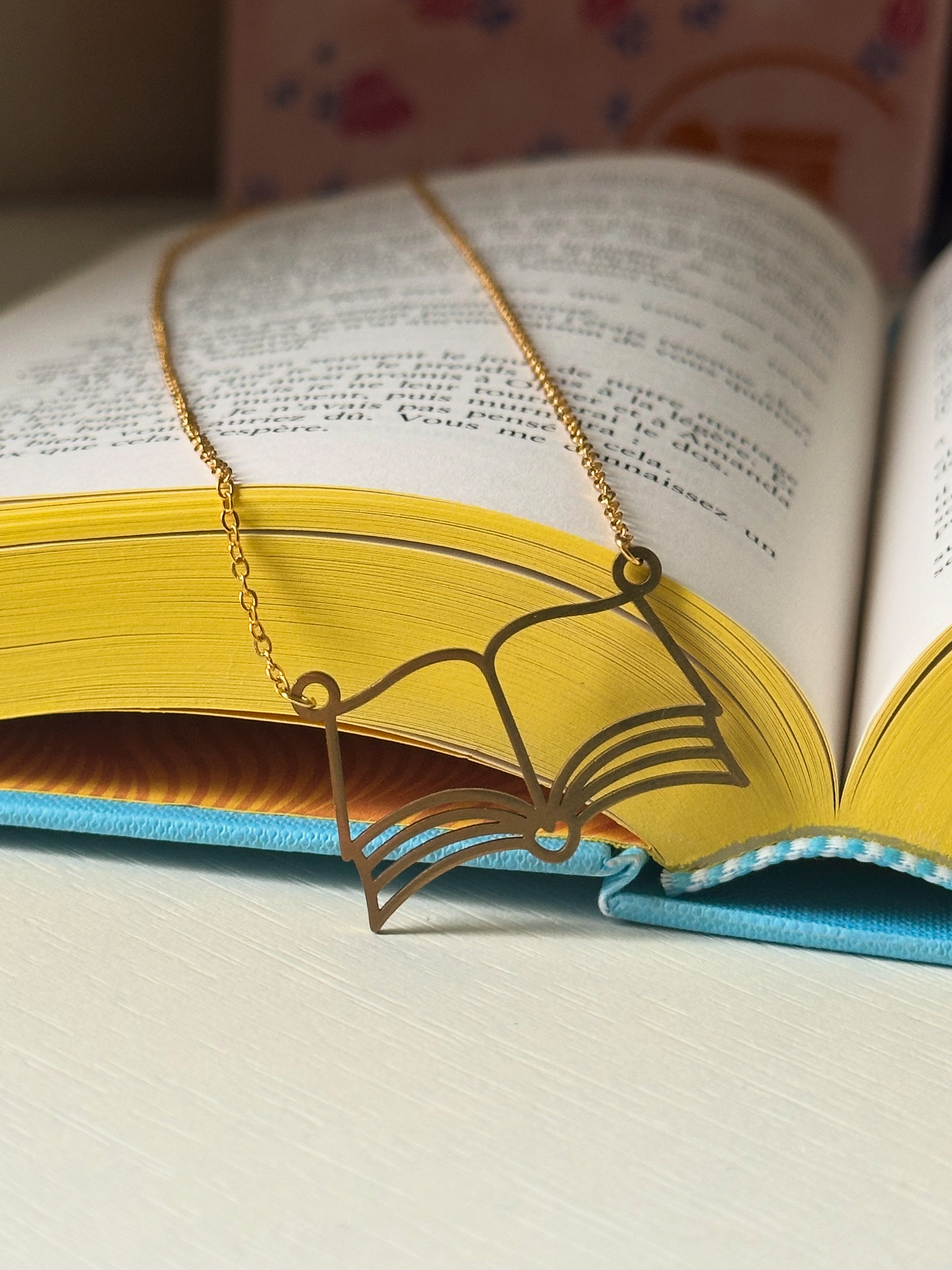 Collier livre ouvert 