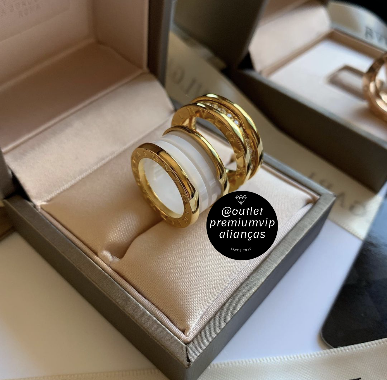 Aliança ceramica branca 10mm com duplo banho em ouro 18k