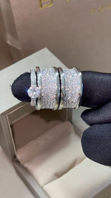 Anel Bvlgari Bzero1 de Ouro Branco com Diamantes