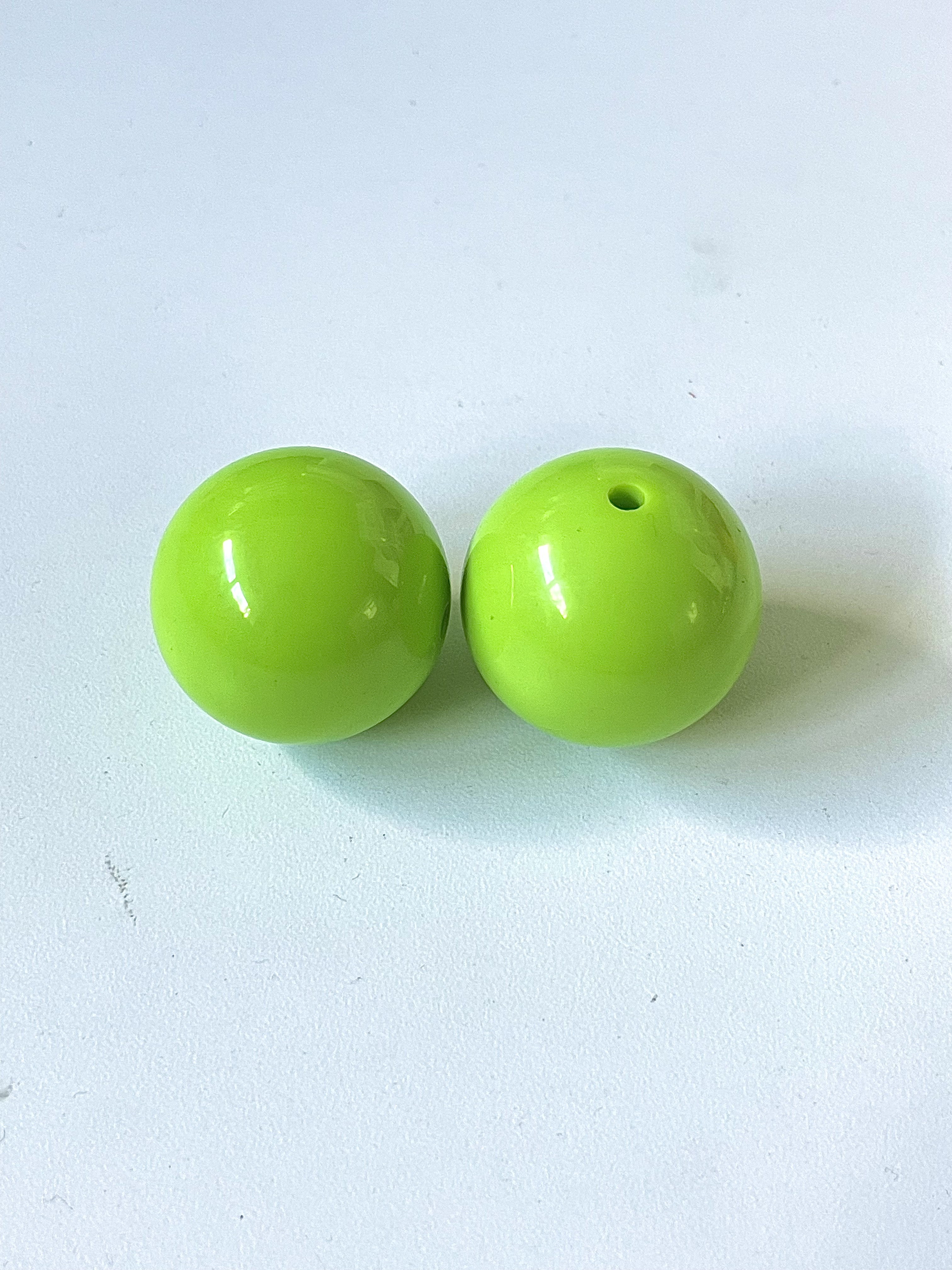 30mm Apple Green Round Bubblegum Resin Juice Globe Beads