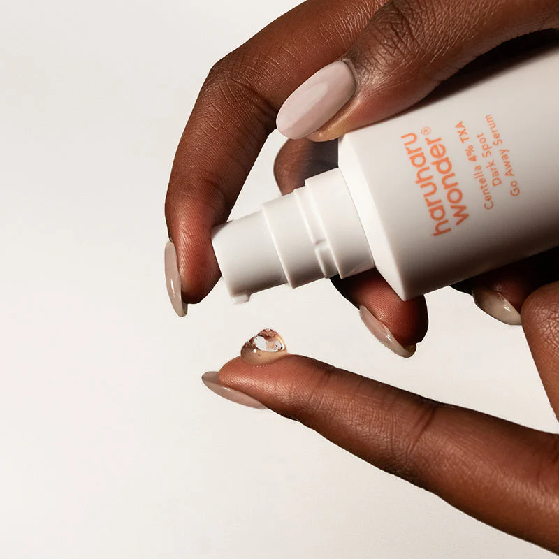 Dėmeles mažinantis veido serumas „Centella 4% TXA Dark Spot Go Away Serum“