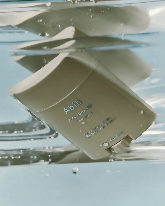 Apsauga nuo saulės su lengva, nematoma formule „Airy Sunstick Smoothing Bar“