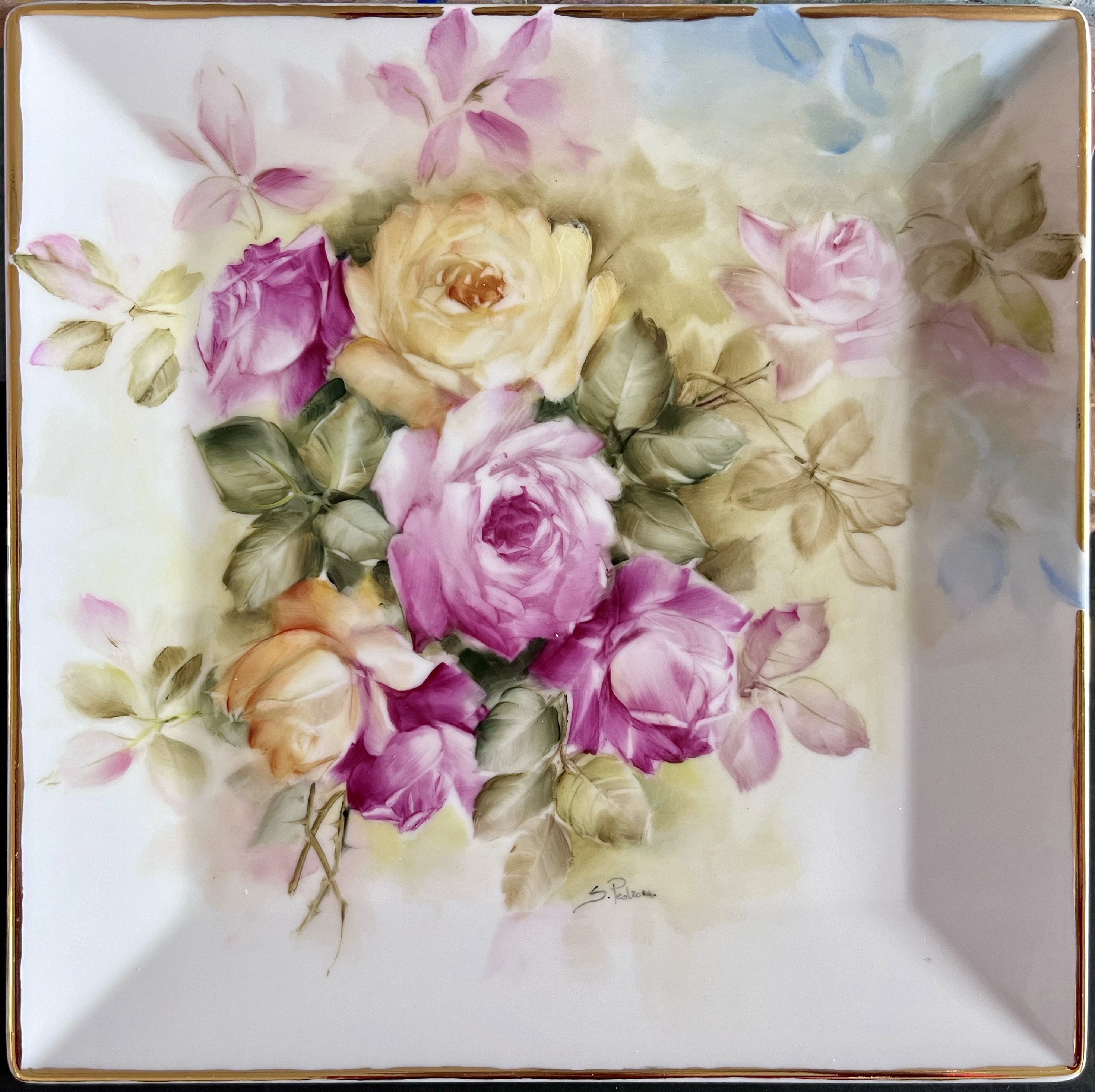 Roses pourpres et jaunes