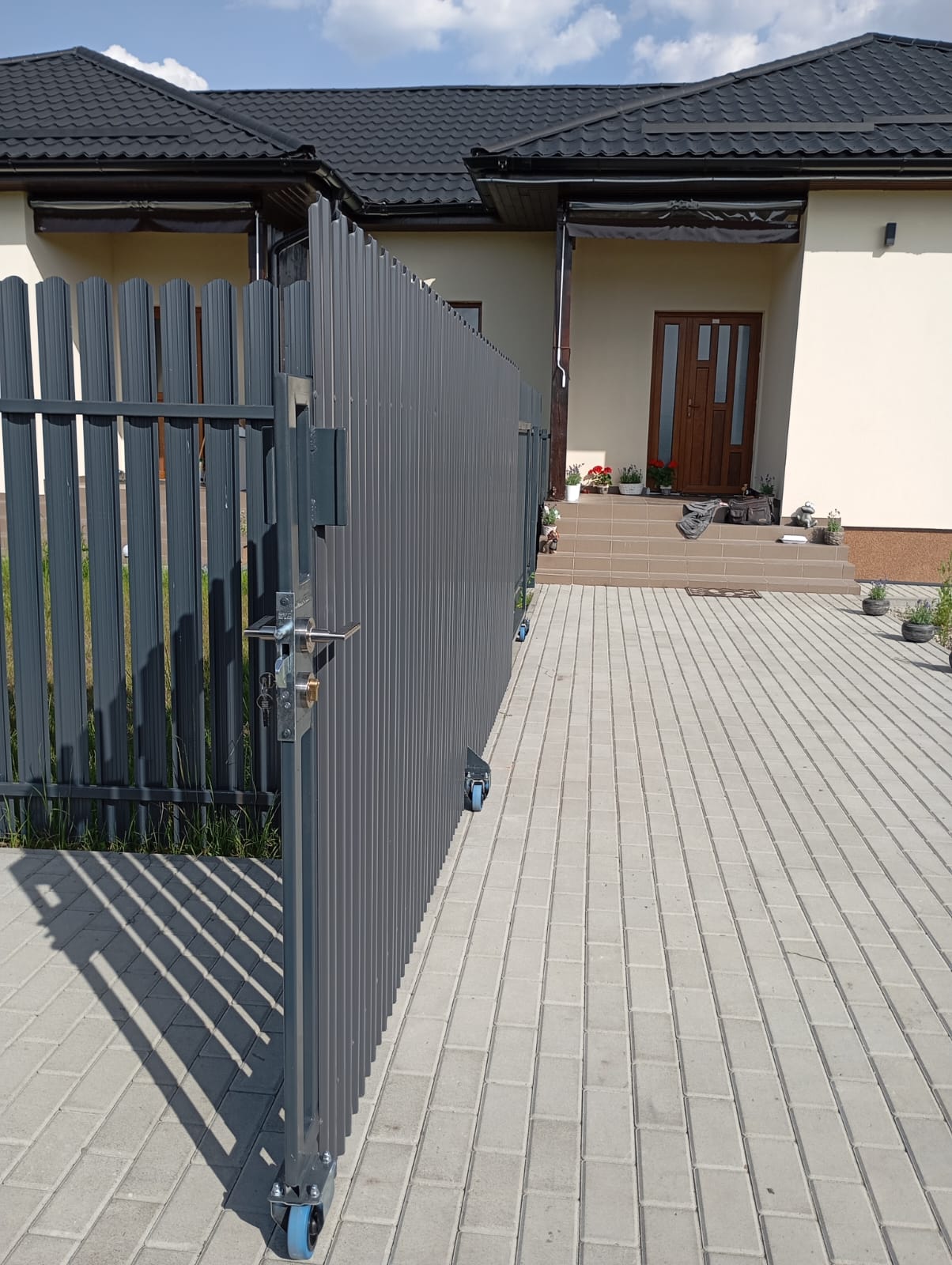 "Guruló" kapu - Poartă cu roți - Sliding gate