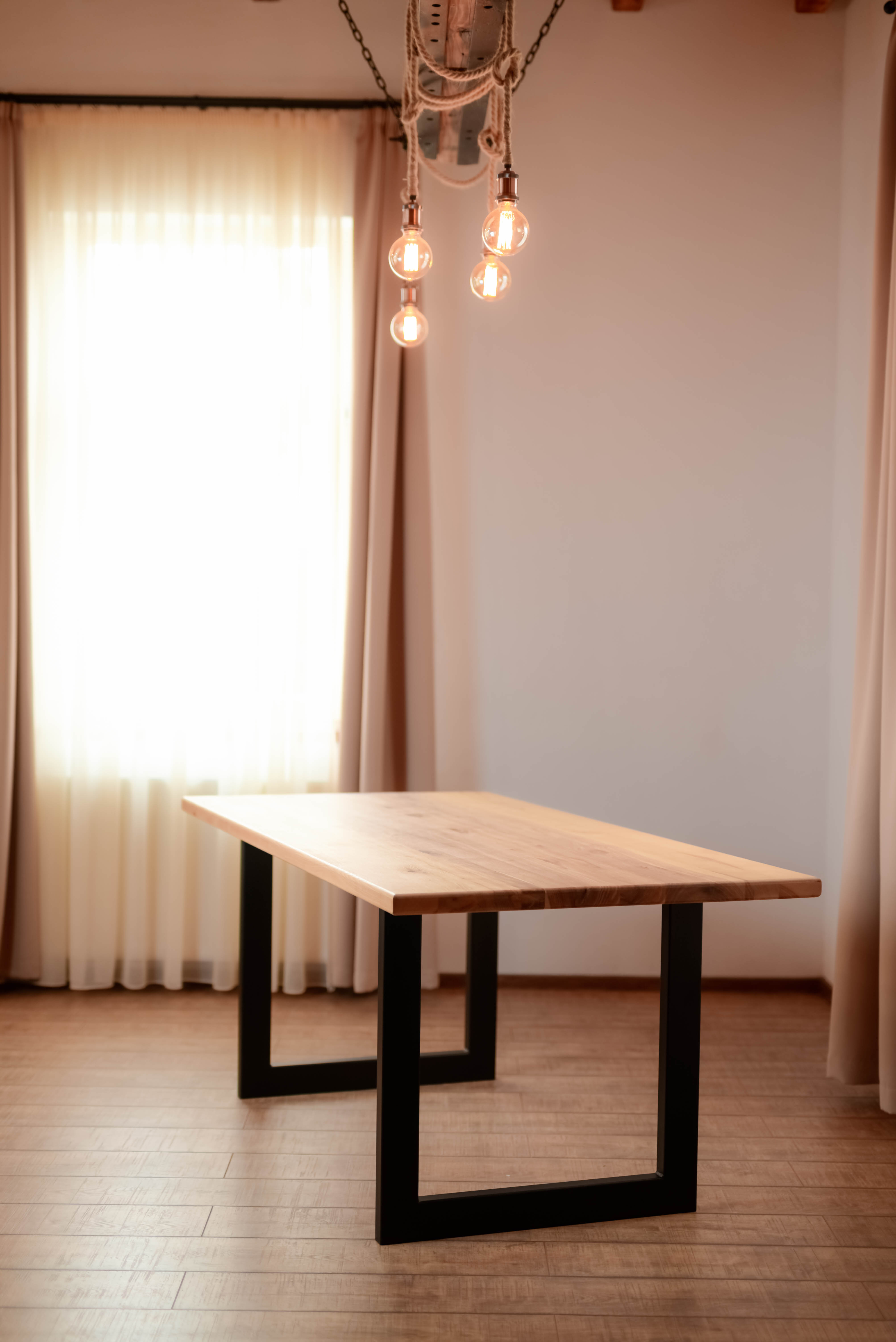 "Tetragon" asztal - masă - table