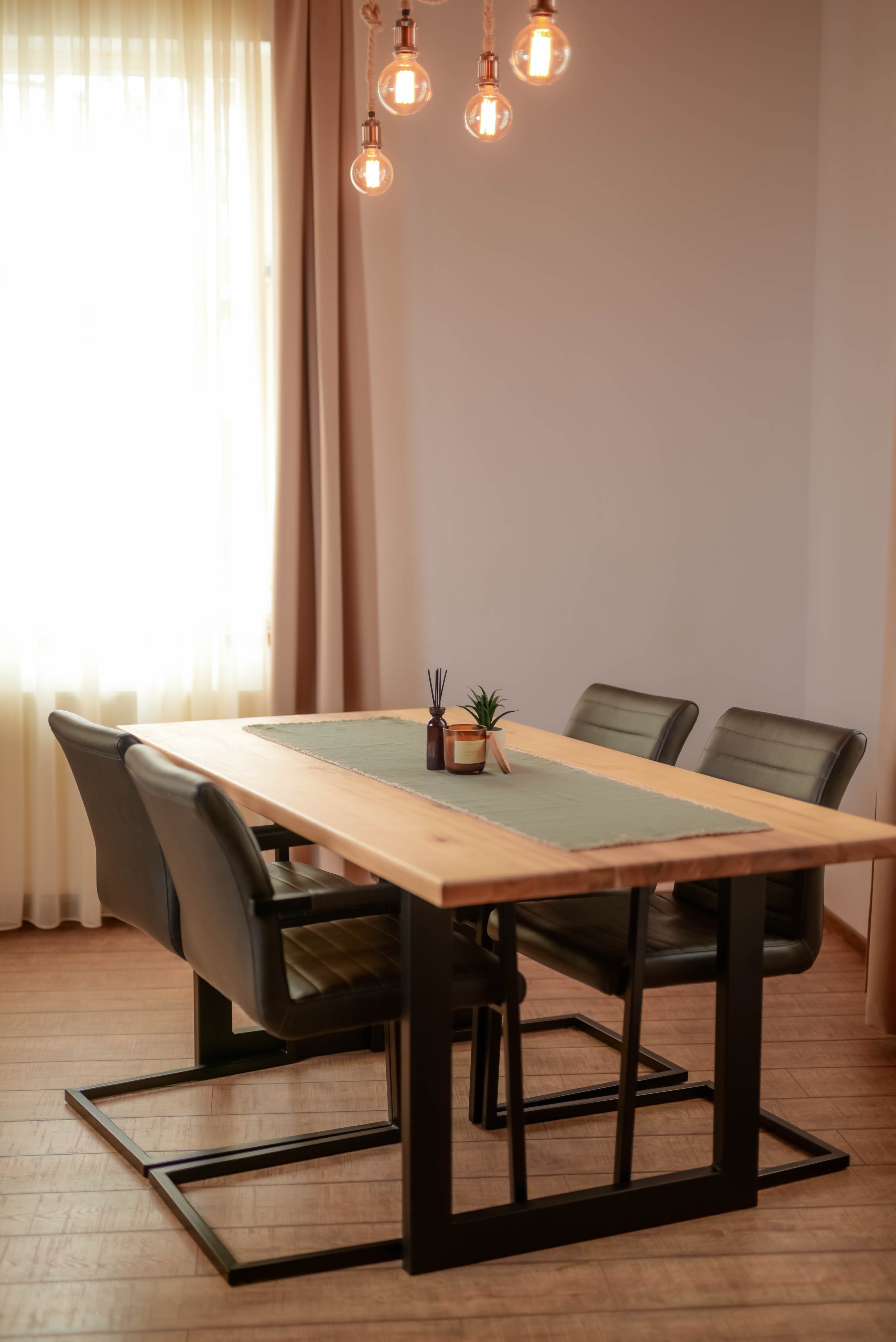 "Tetragon" asztal - masă - table