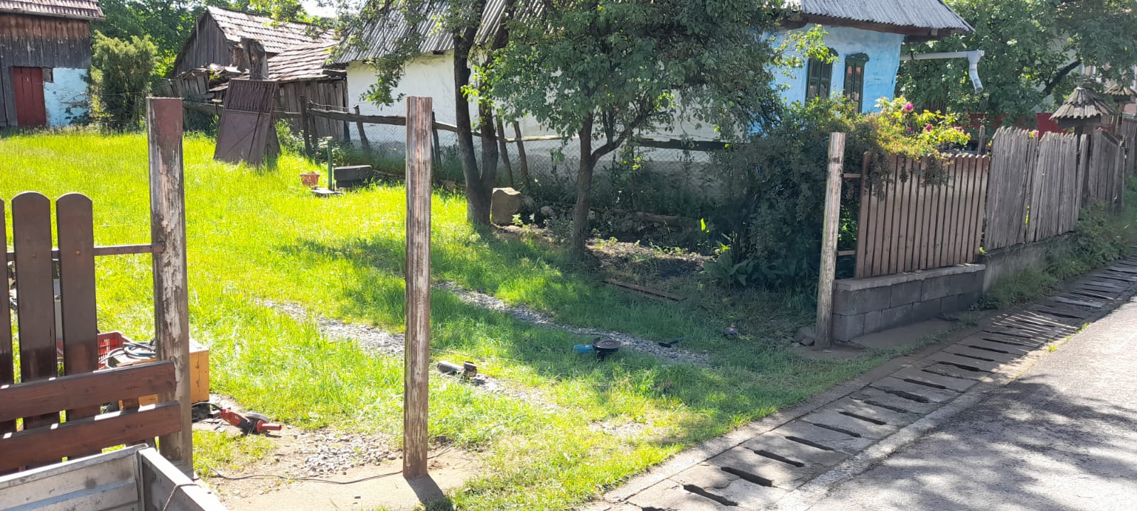 Bejárati kapu - Poartă de acces - Entrance gate
