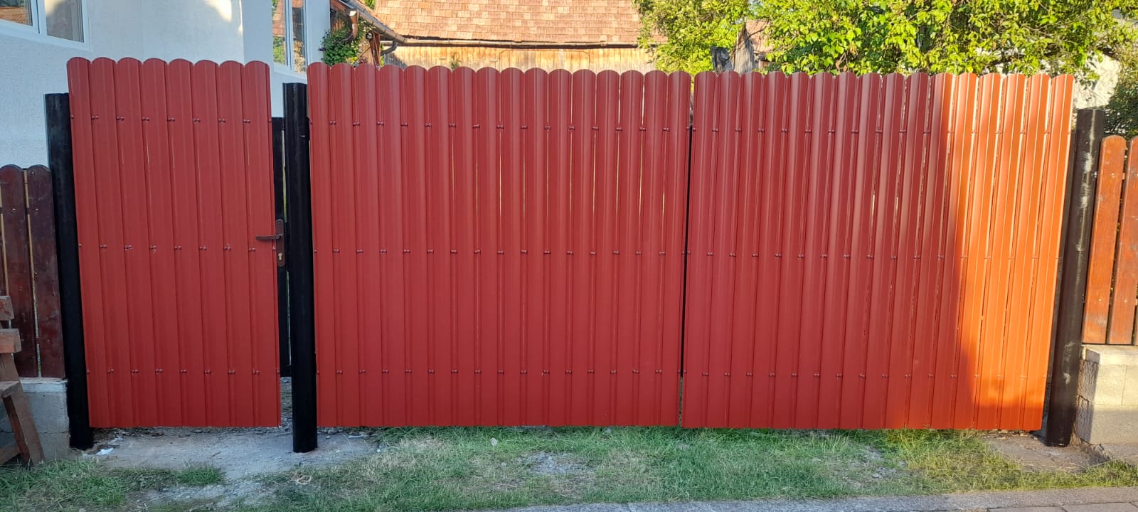 Bejárati kapu - Poartă de acces - Entrance gate