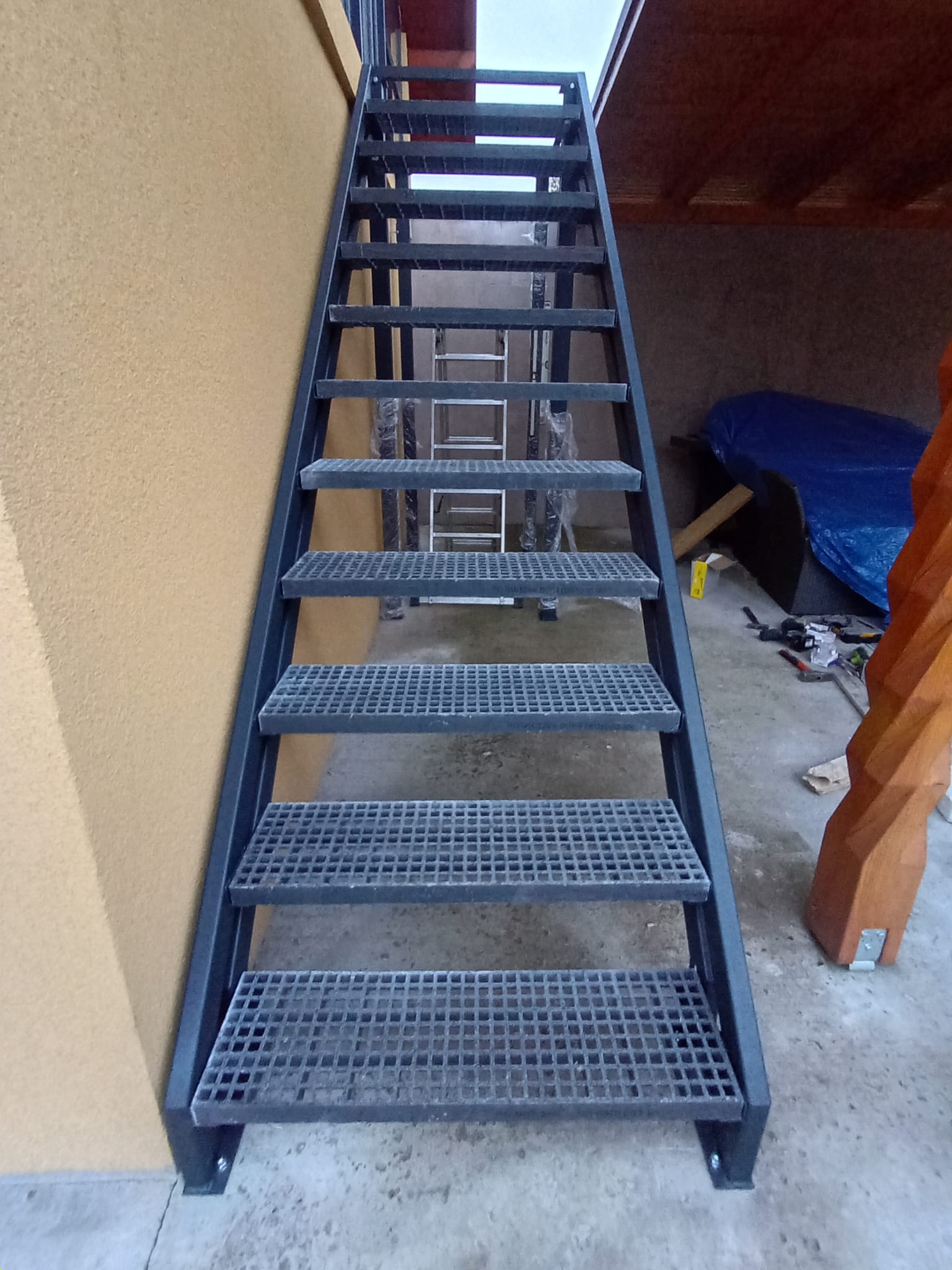 Kültéri fém lépcső - Scară metalică exterioară - Outdoor Metal Staircase