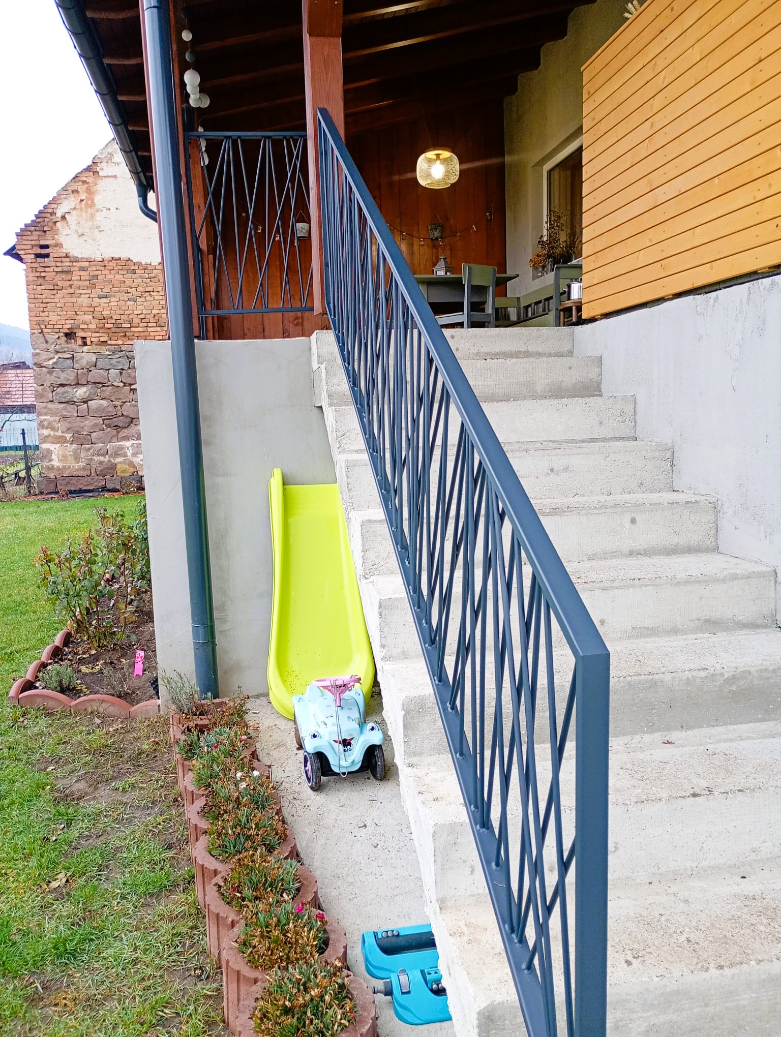 Modern fémkorlát - Balustradă modernă - Modern metal railing 