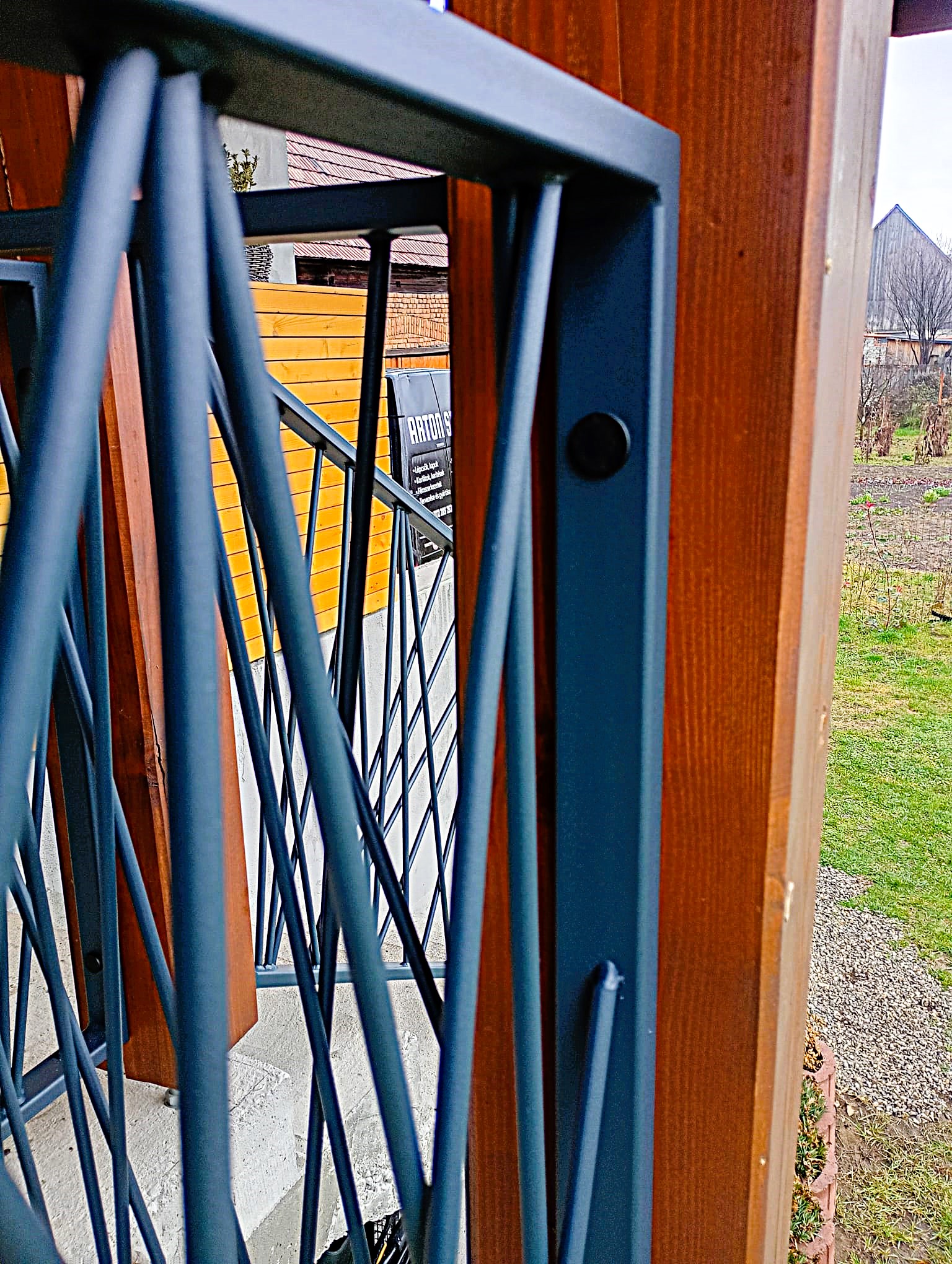 Modern fémkorlát - Balustradă modernă - Modern metal railing 