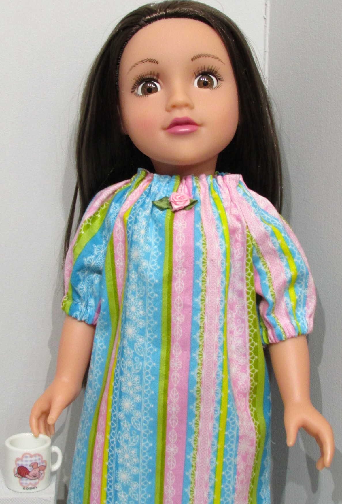 840    Long Lace and Rose Nightie, turquoise slippers, mug