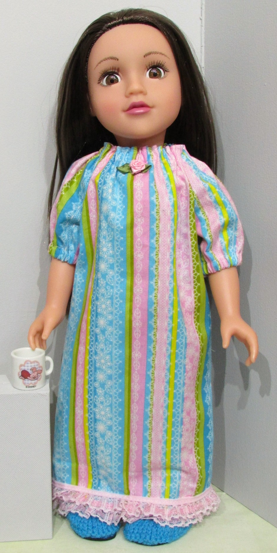 840    Long Lace and Rose Nightie, turquoise slippers, mug