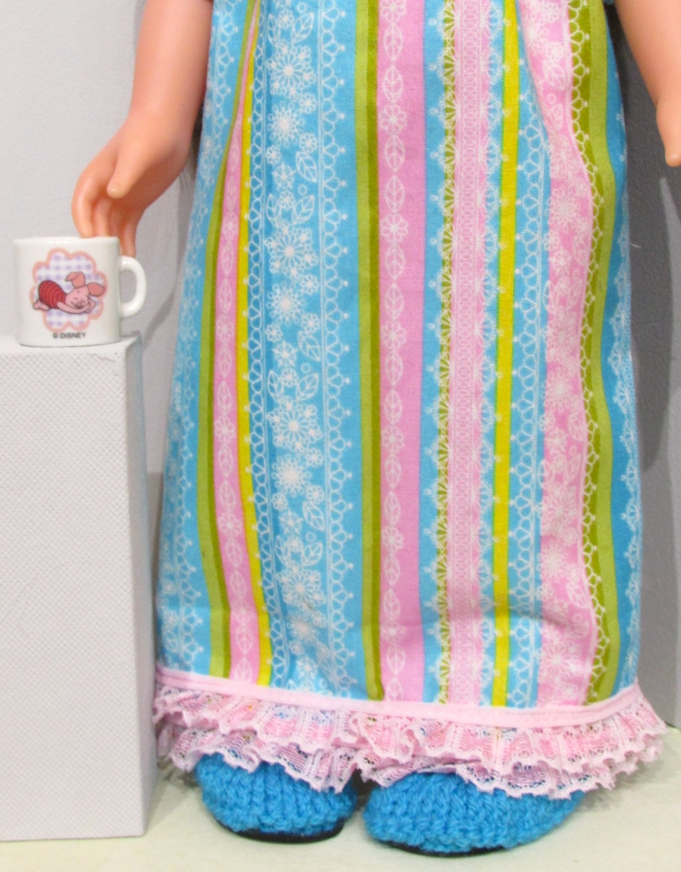 840    Long Lace and Rose Nightie, turquoise slippers, mug