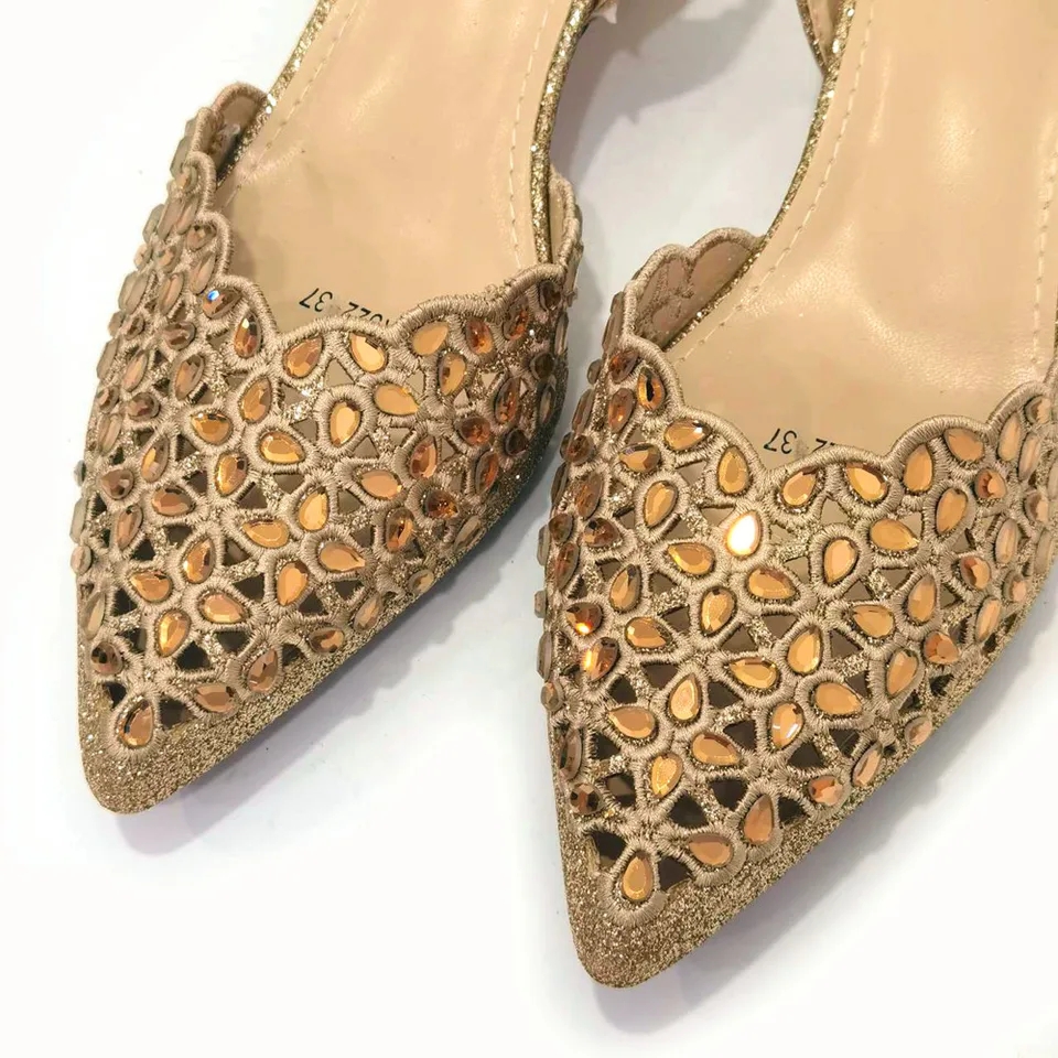Chaussures talons Femme, broderie évidée et strass, escarpins, et Joli sac, LIVRAISON GRATUITE