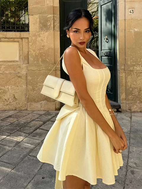 Robe trapèze plissée évidée, dos nu , coupe couvertes, col carré