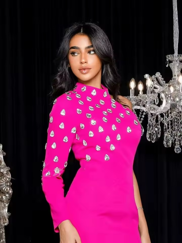 Robe longue à col roulé avec biscuits, diamants, une manche