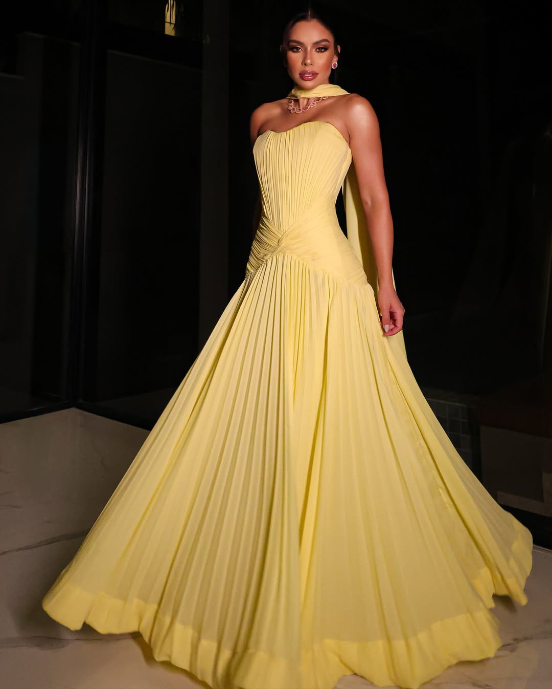 Robe de soirée jaune en crêpe modeste et dentelle délicate et féminine