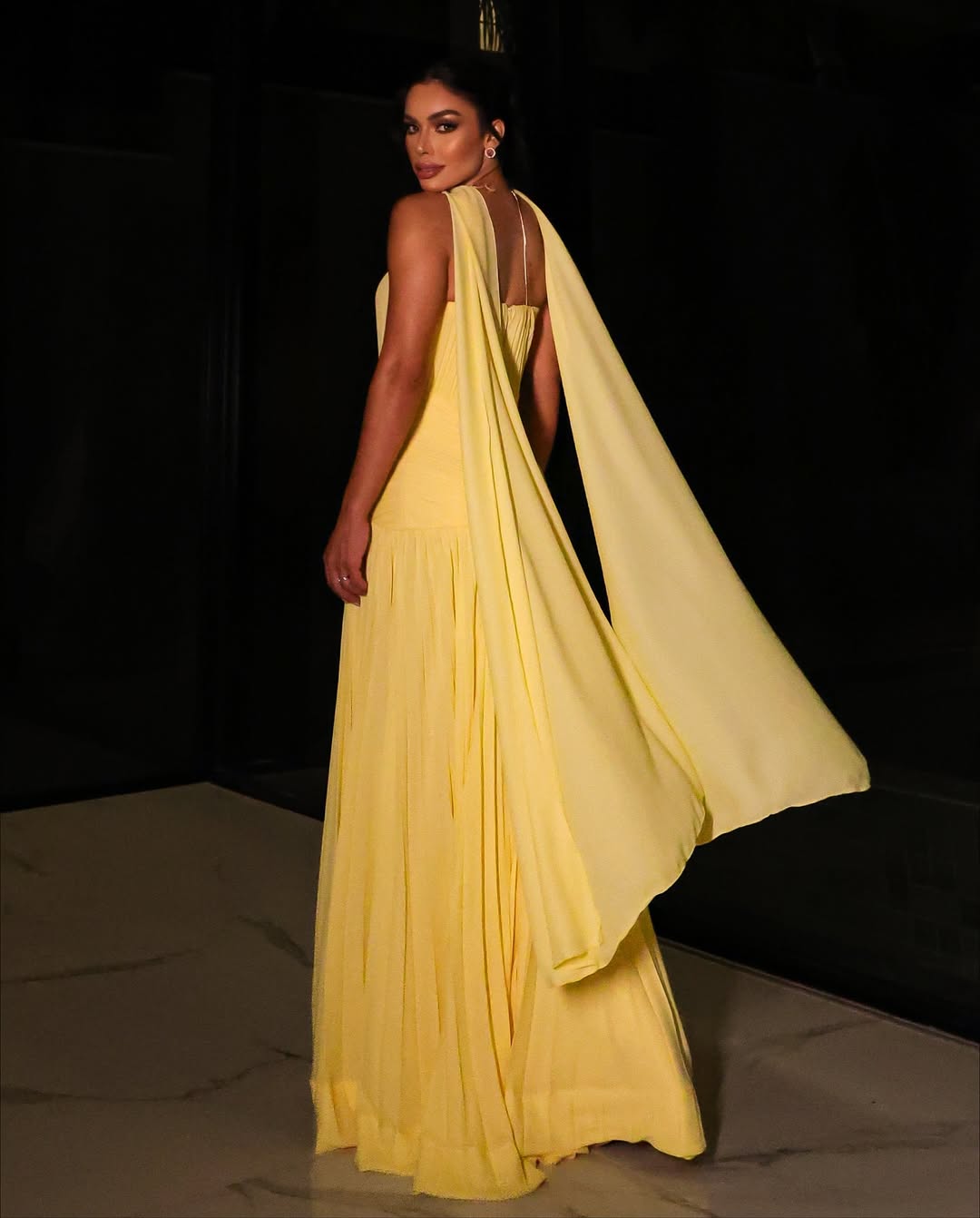 Robe de soirée jaune en crêpe modeste et dentelle délicate et féminine