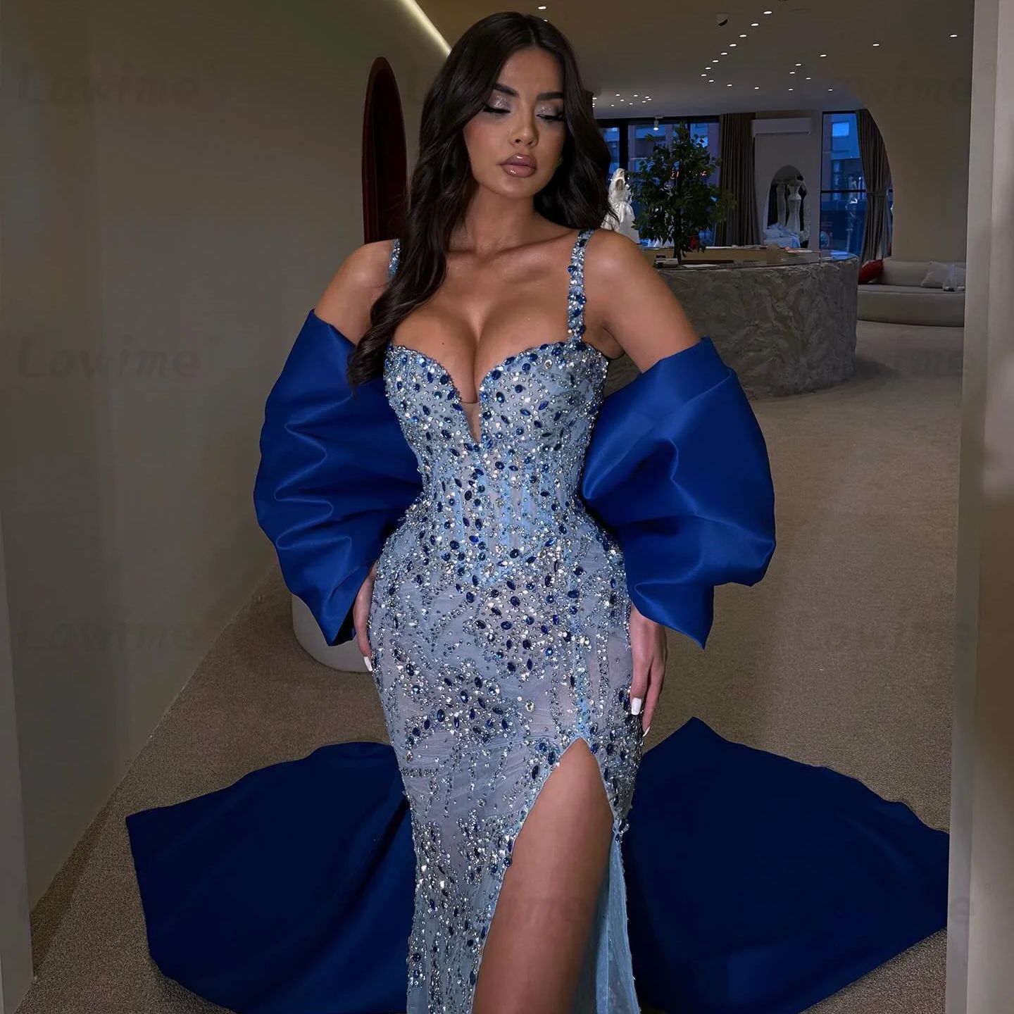 Robe de bal exquise bleue à fines bretelles, style sirène luxueux, fente latérale, ornée de perles cristaux,