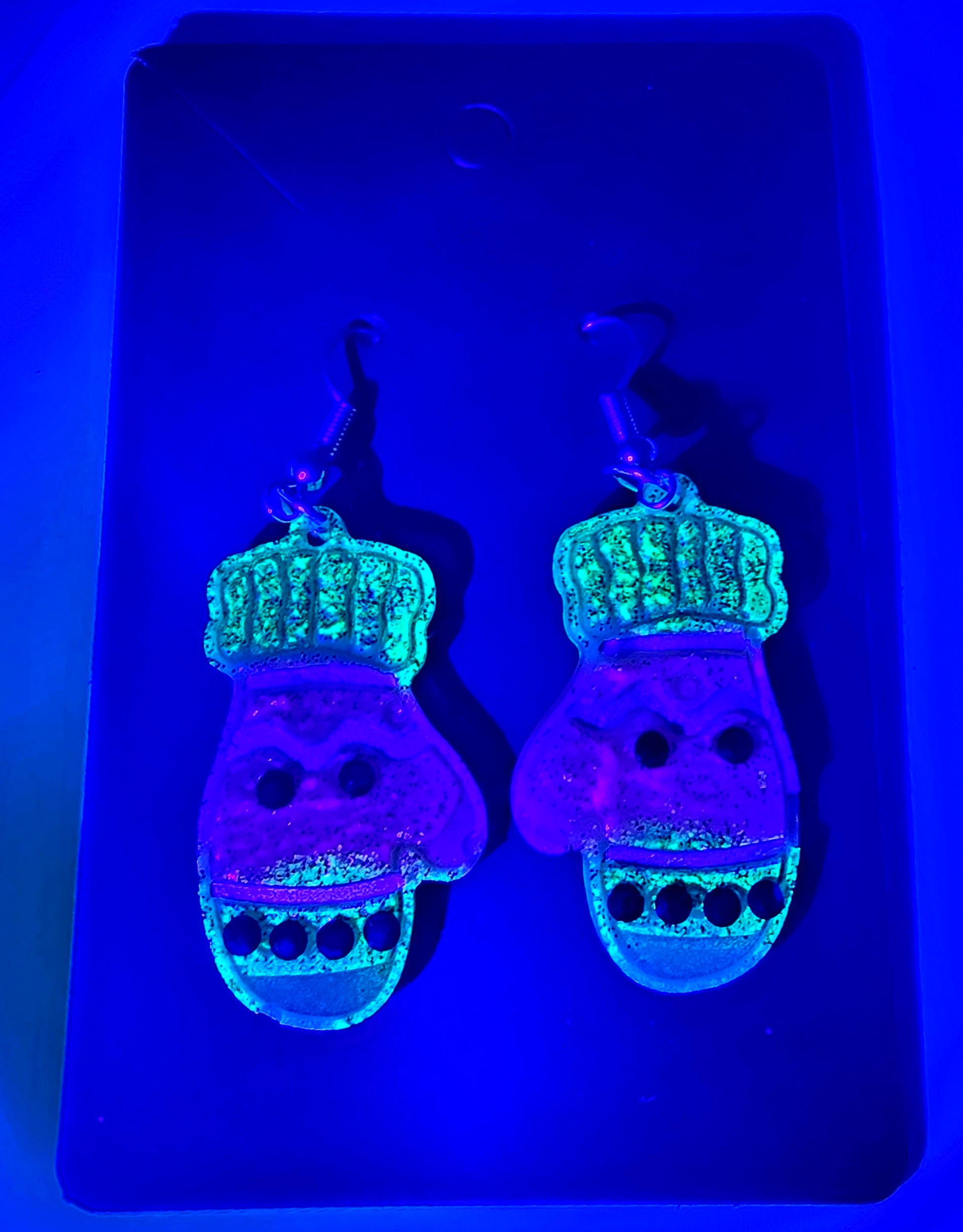 🎁Enchanted Holiday Glow Mitten Earrings🎁