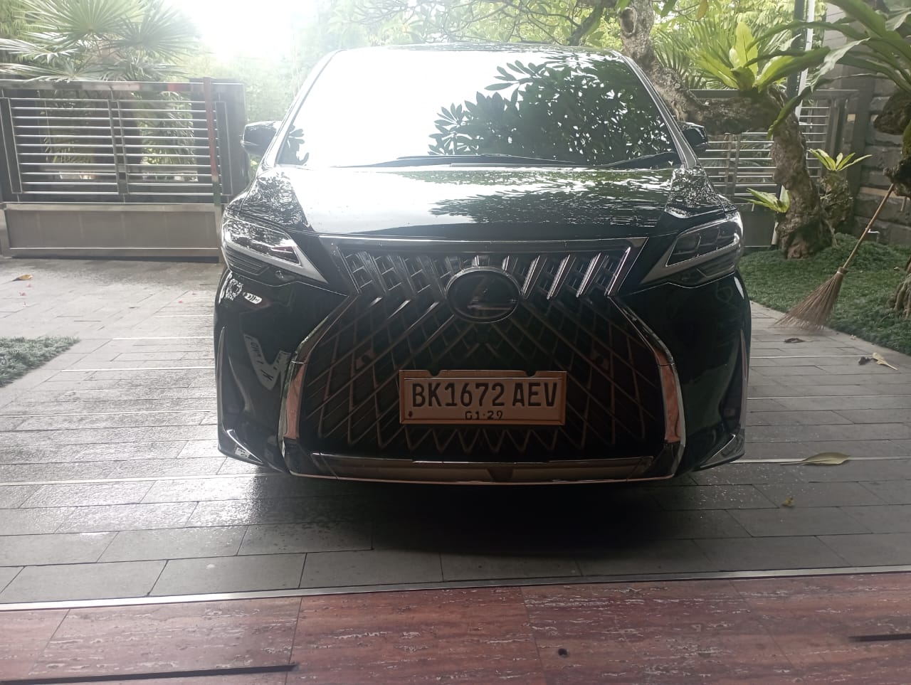 LEXUS MPV Hitam