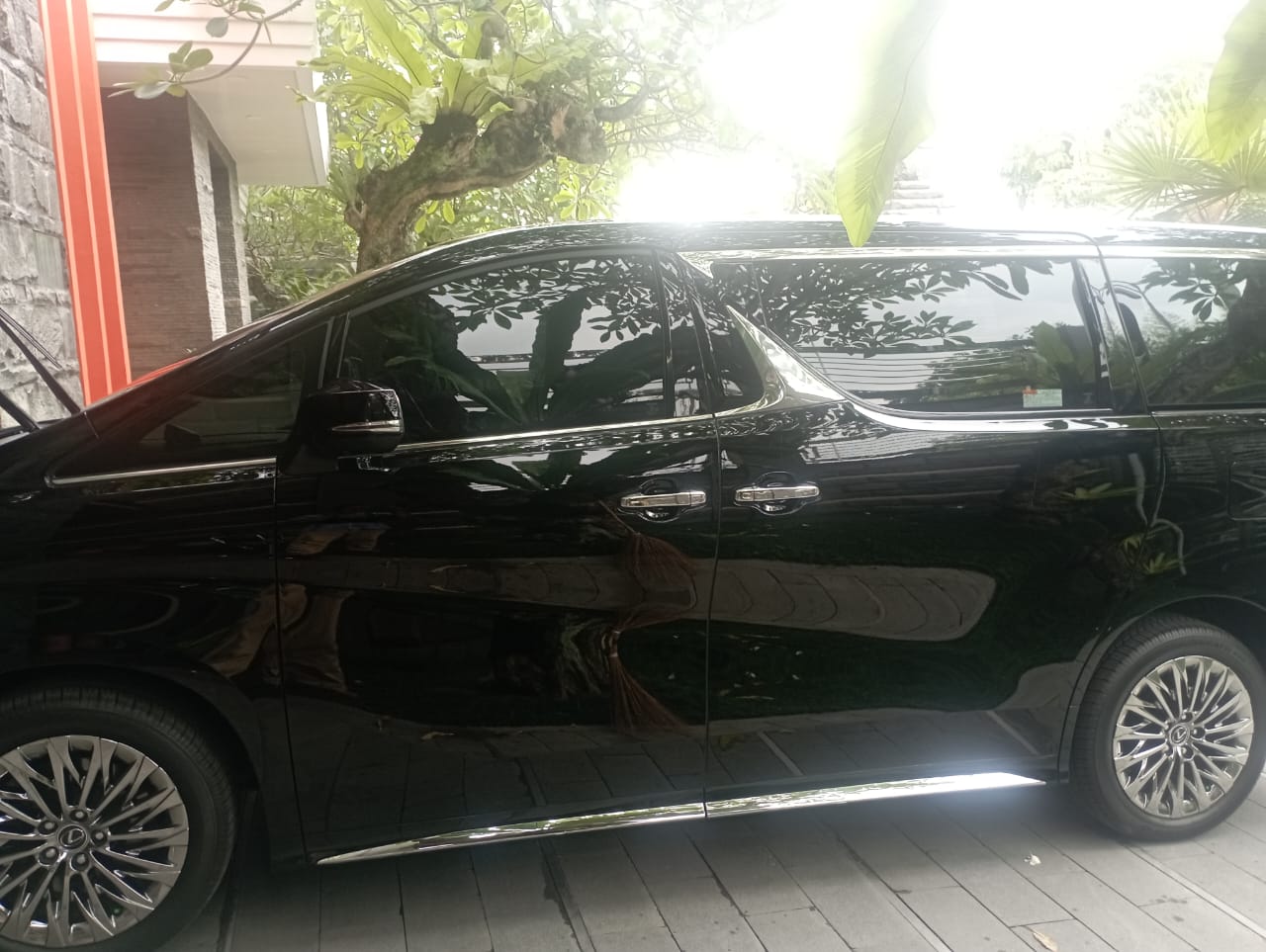 LEXUS MPV Hitam