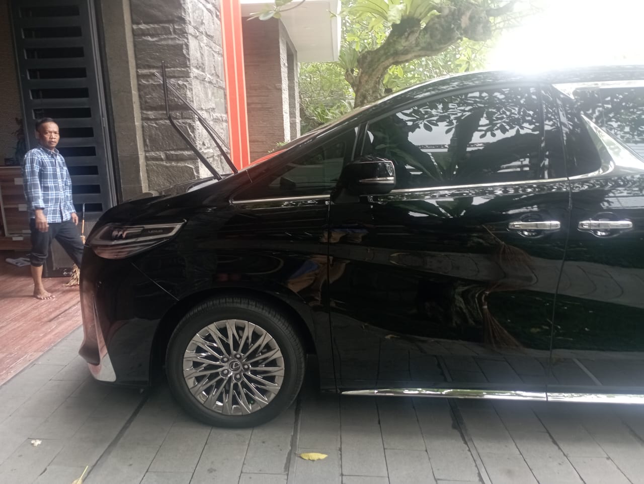 LEXUS MPV Hitam
