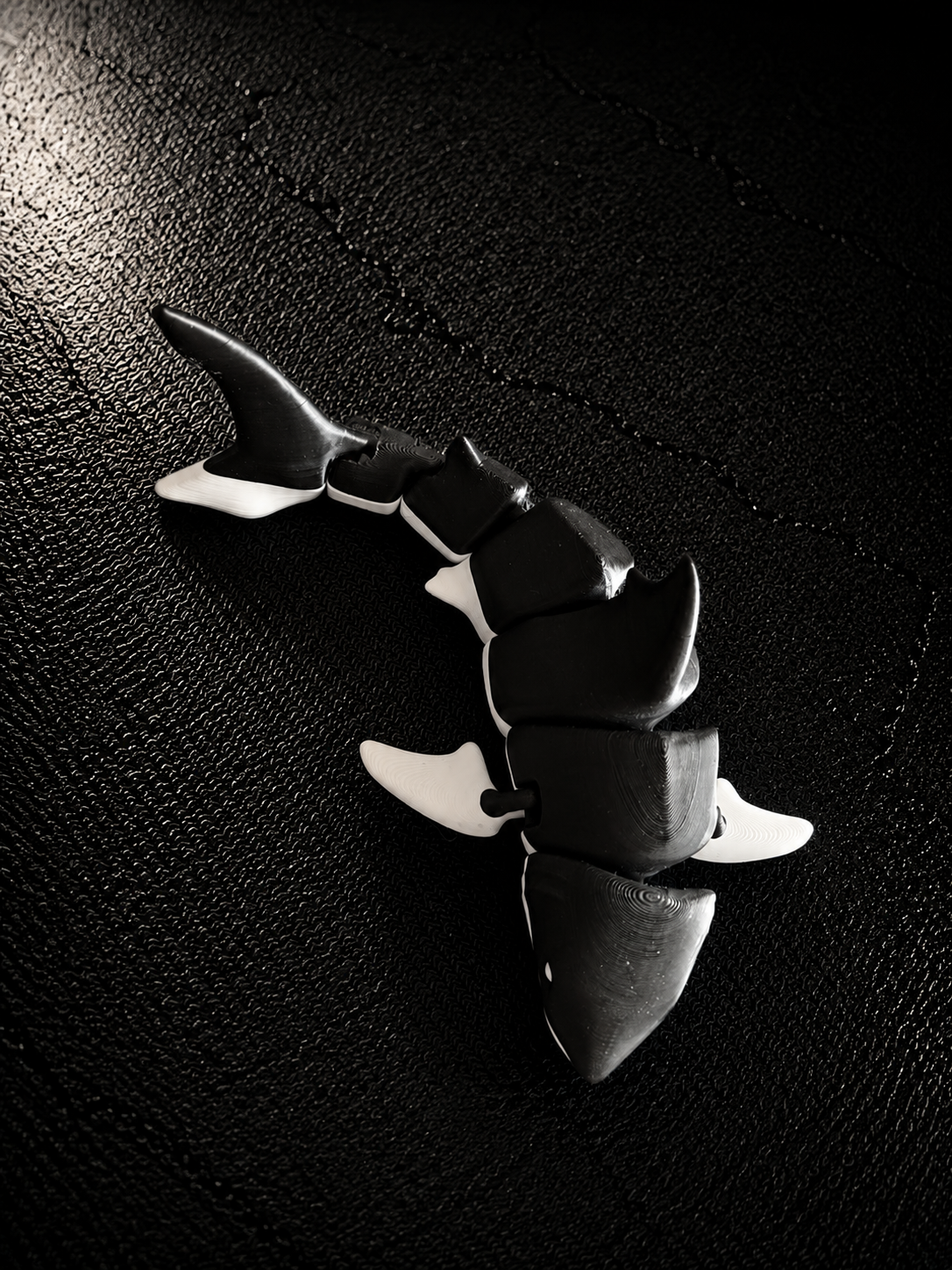 Figurine requin articulée