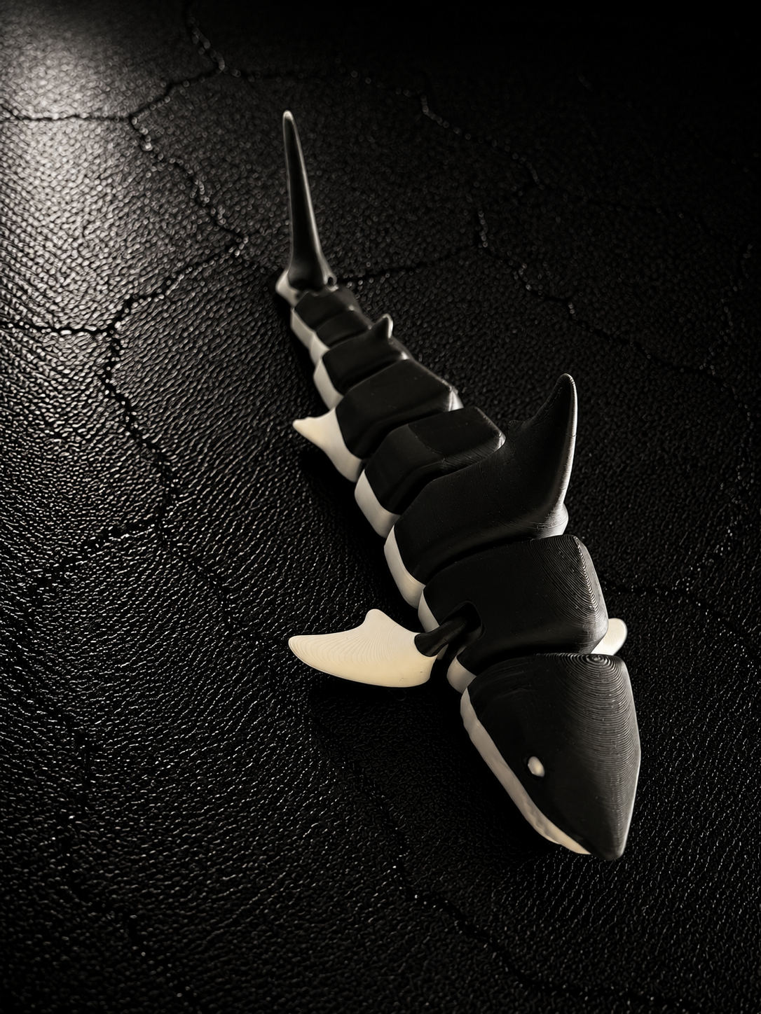 Figurine requin articulée