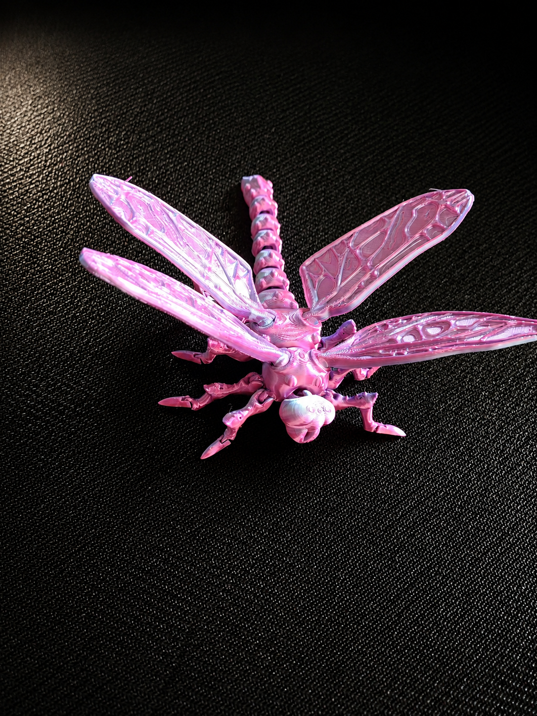 Libellule rose en plastique