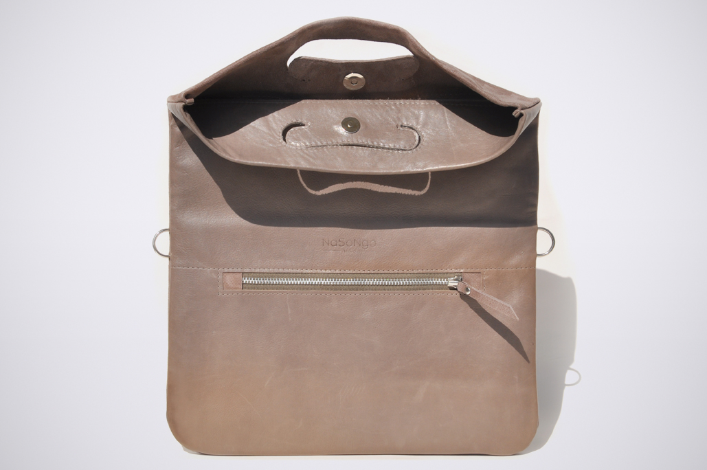 PATCH CLUTCH - Taupe