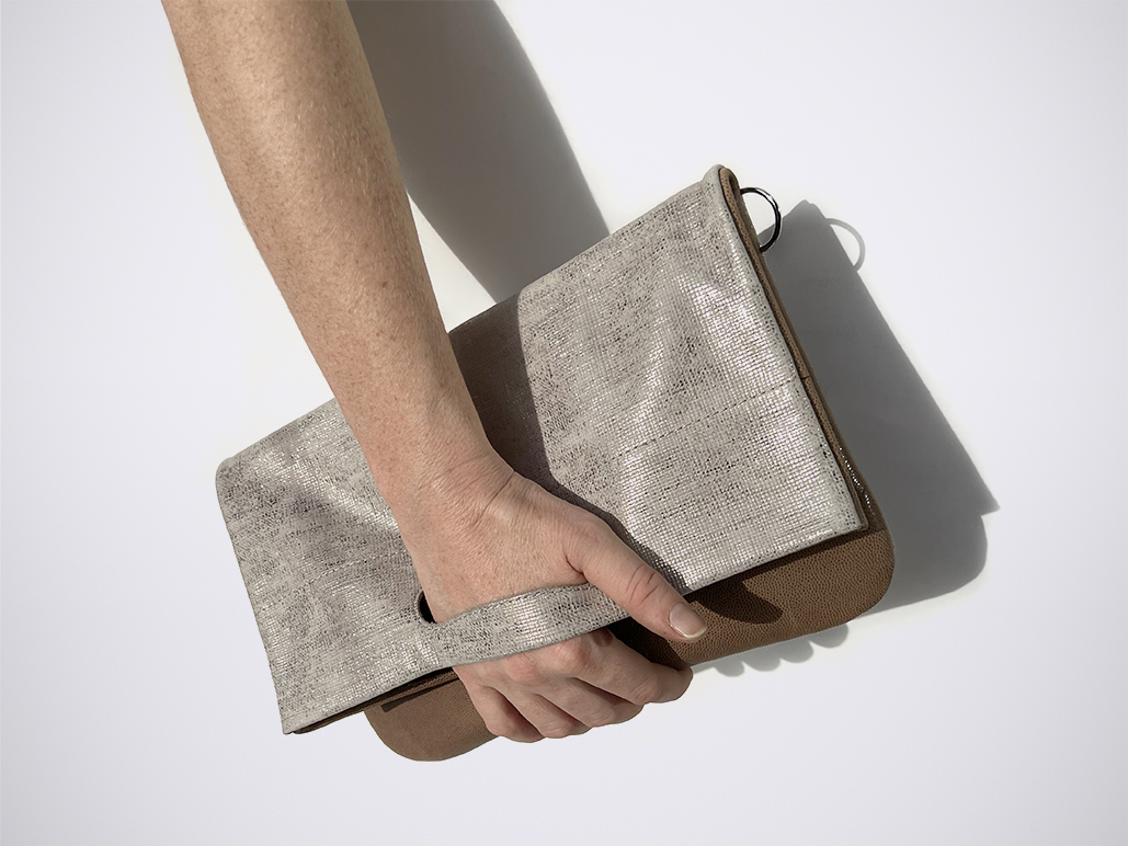 PATCH CLUTCH - Taupe Ray
