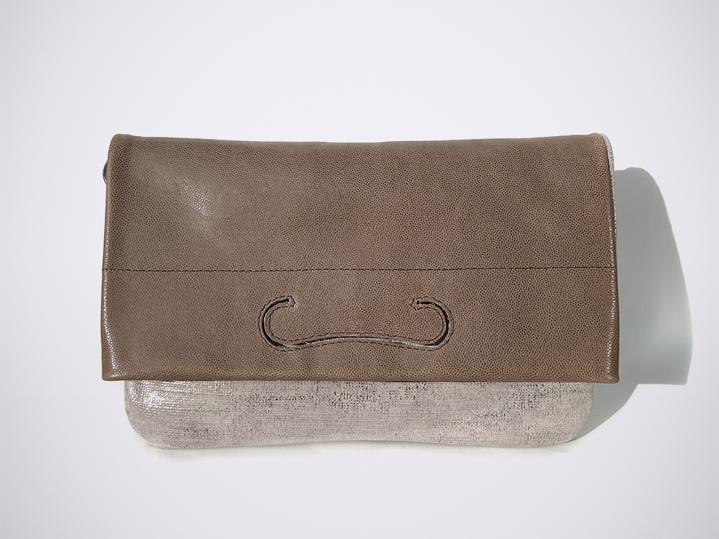 PATCH CLUTCH - Taupe Ray