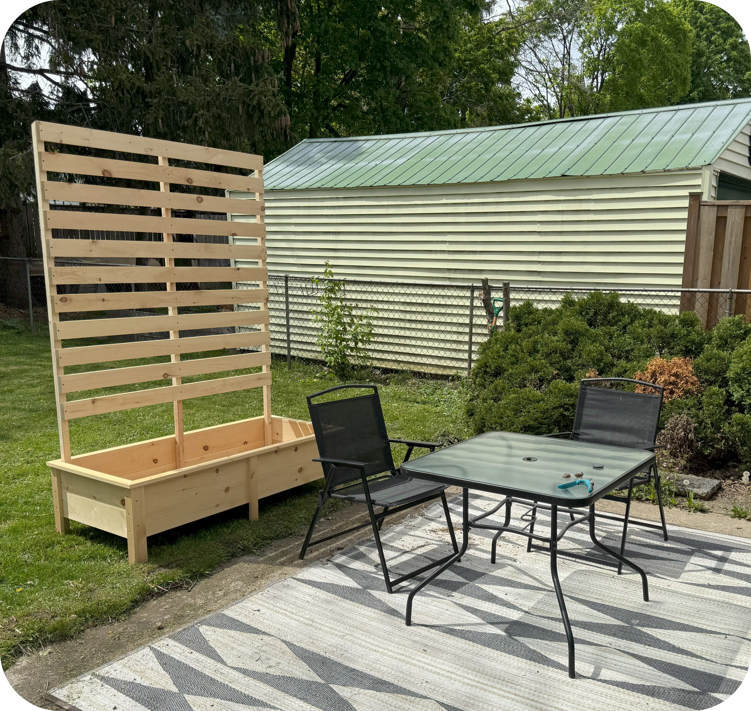 Raised garden bed wood planter with trellis