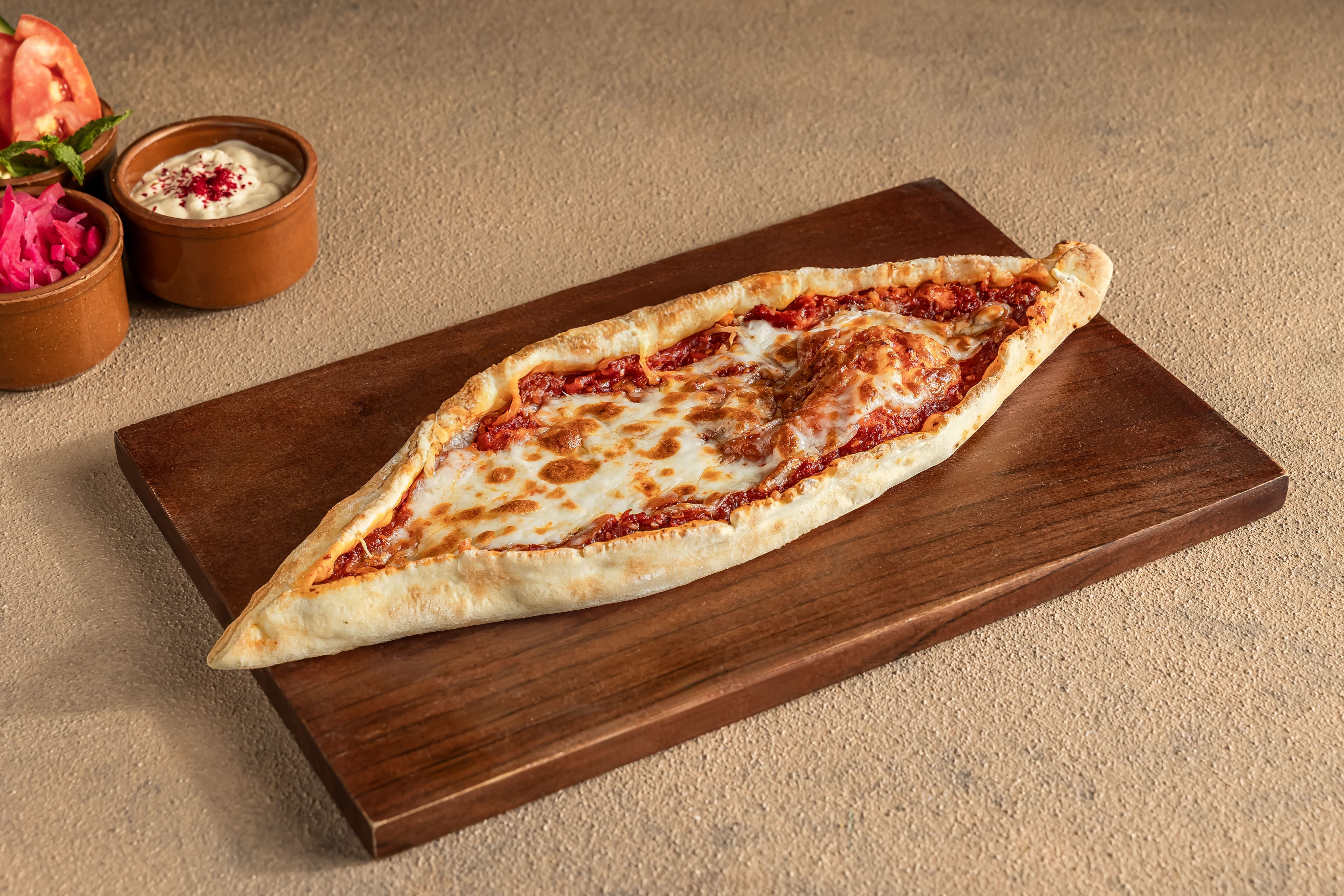 فطيرة محمرة بالجبن