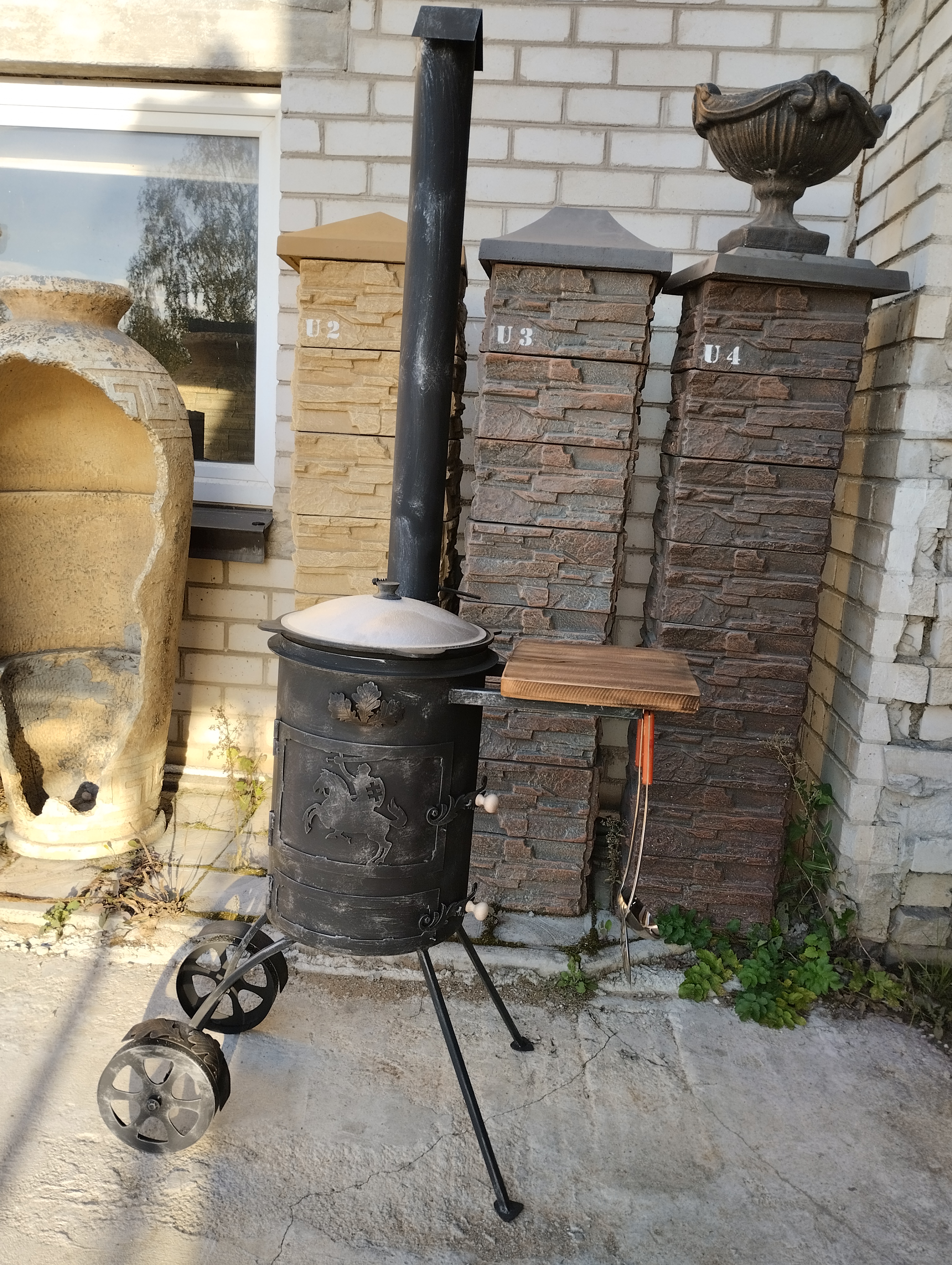 Kazano krosnelė su ratukais 8l ir 12l puodui