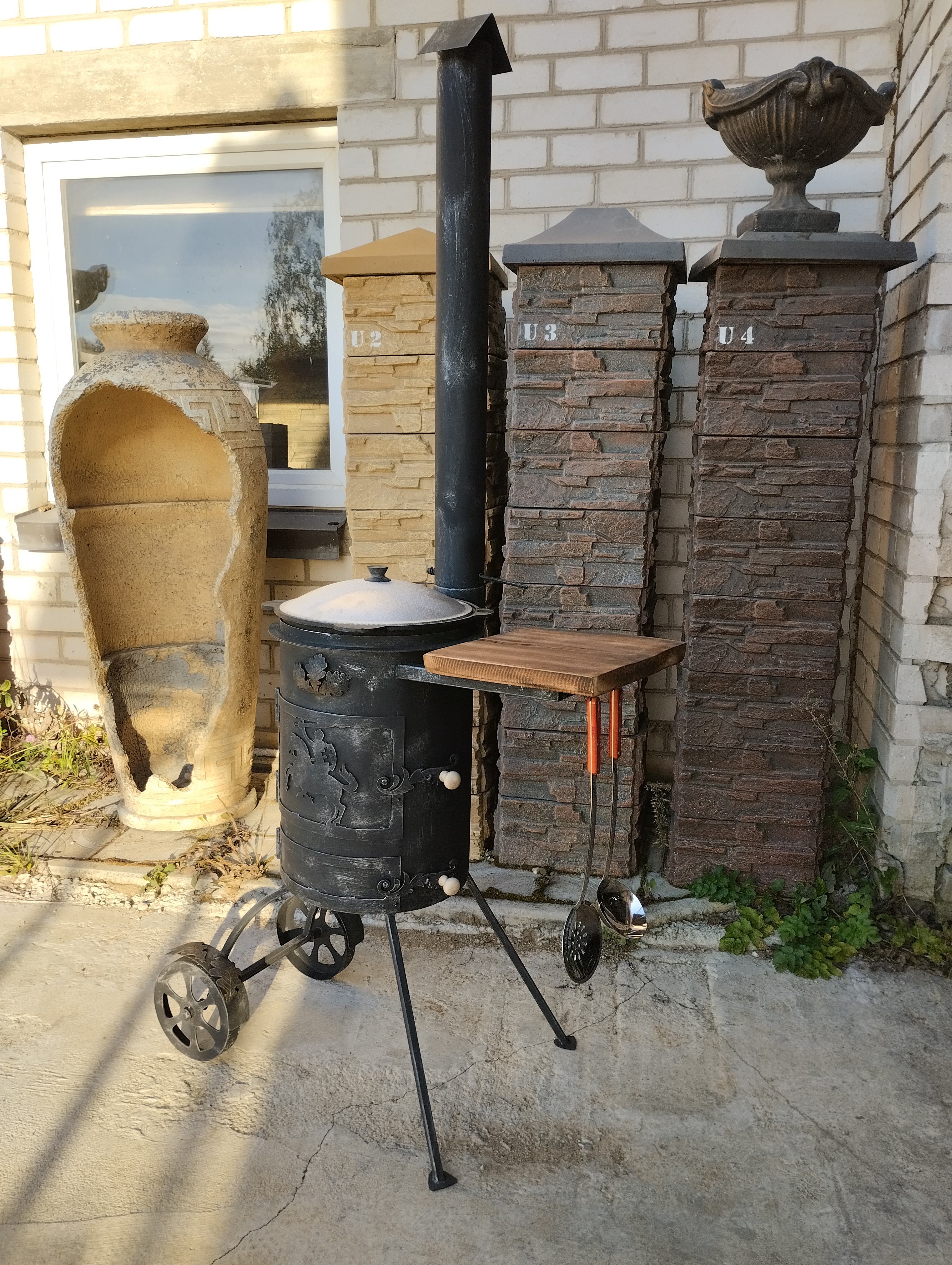 Kazano krosnelė su ratukais 8l ir 12l puodui