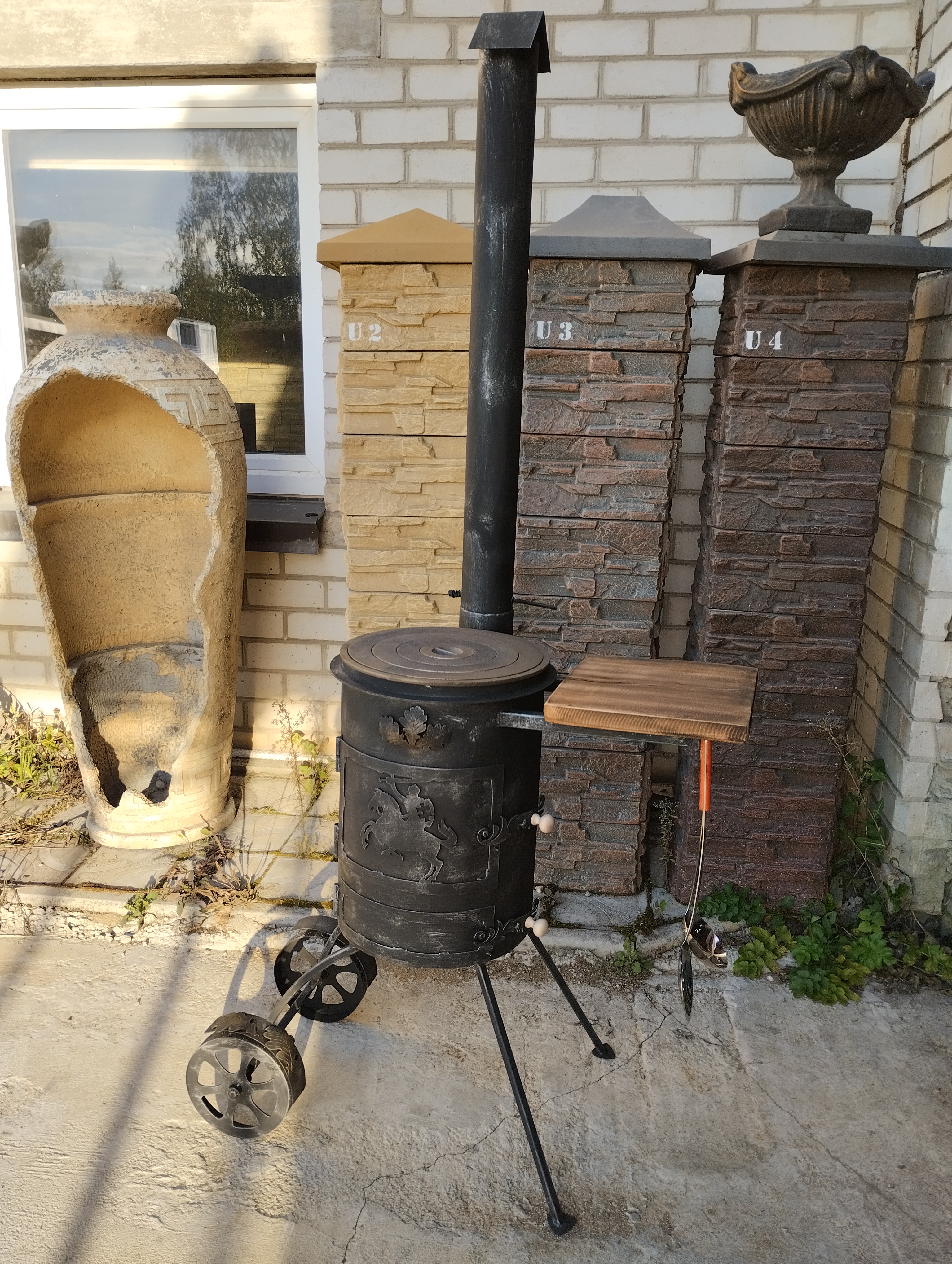 Kazano krosnelė su ratukais 8l ir 12l puodui